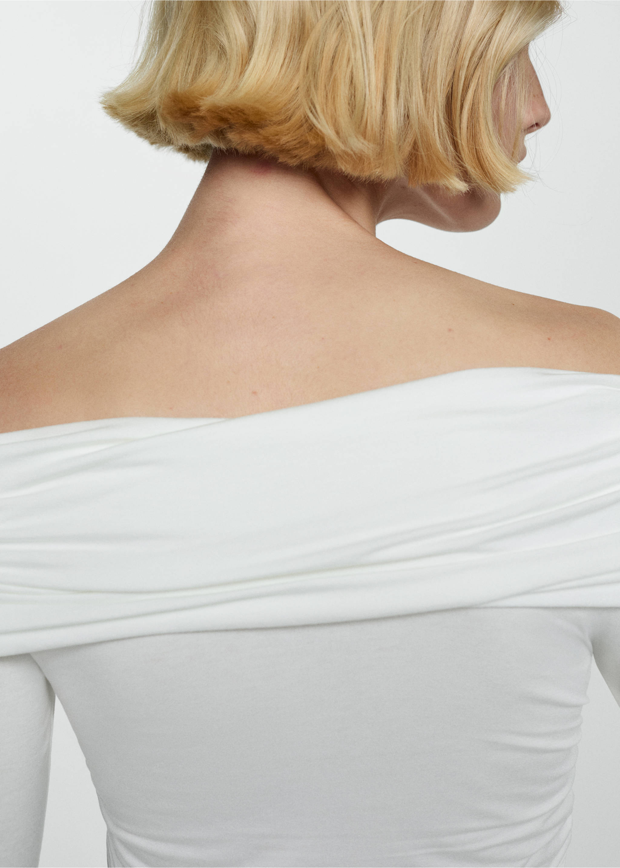 Off shoulders T-shirt - Details of the article 4, White. Ref: 67007971-00.