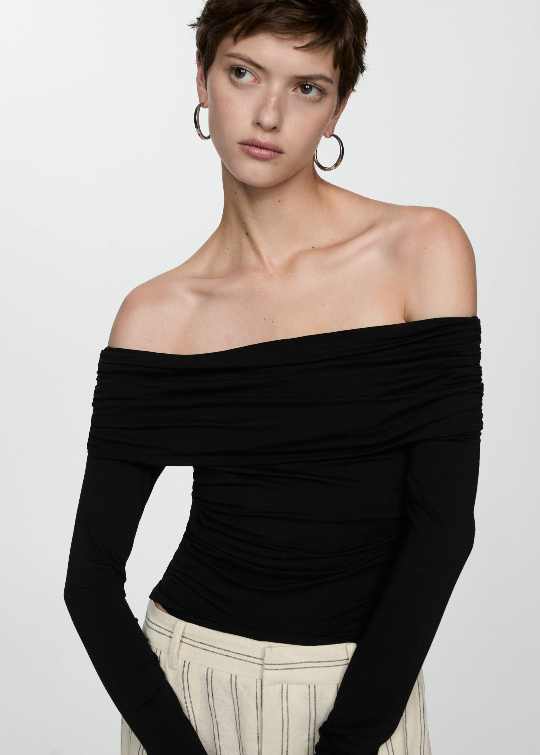 Maglietta spalle scoperte - Piano medio