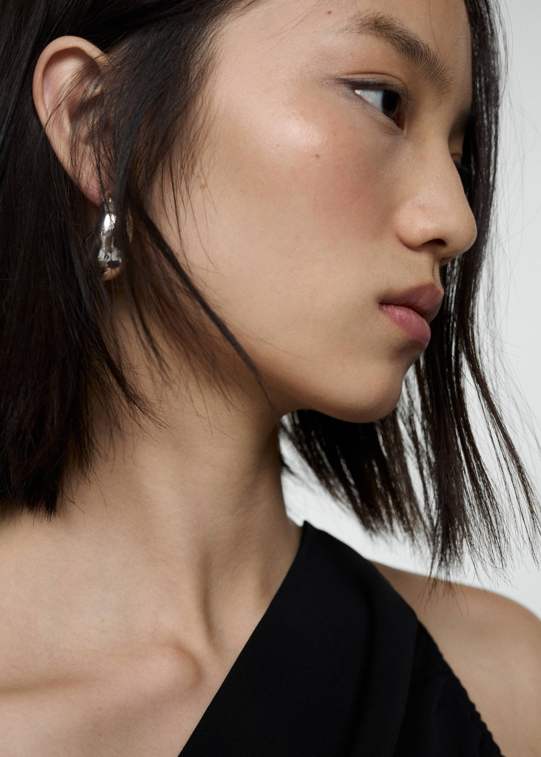 Sukienka z asymetrycznym dekoltem - Szczegóły artykułu 1