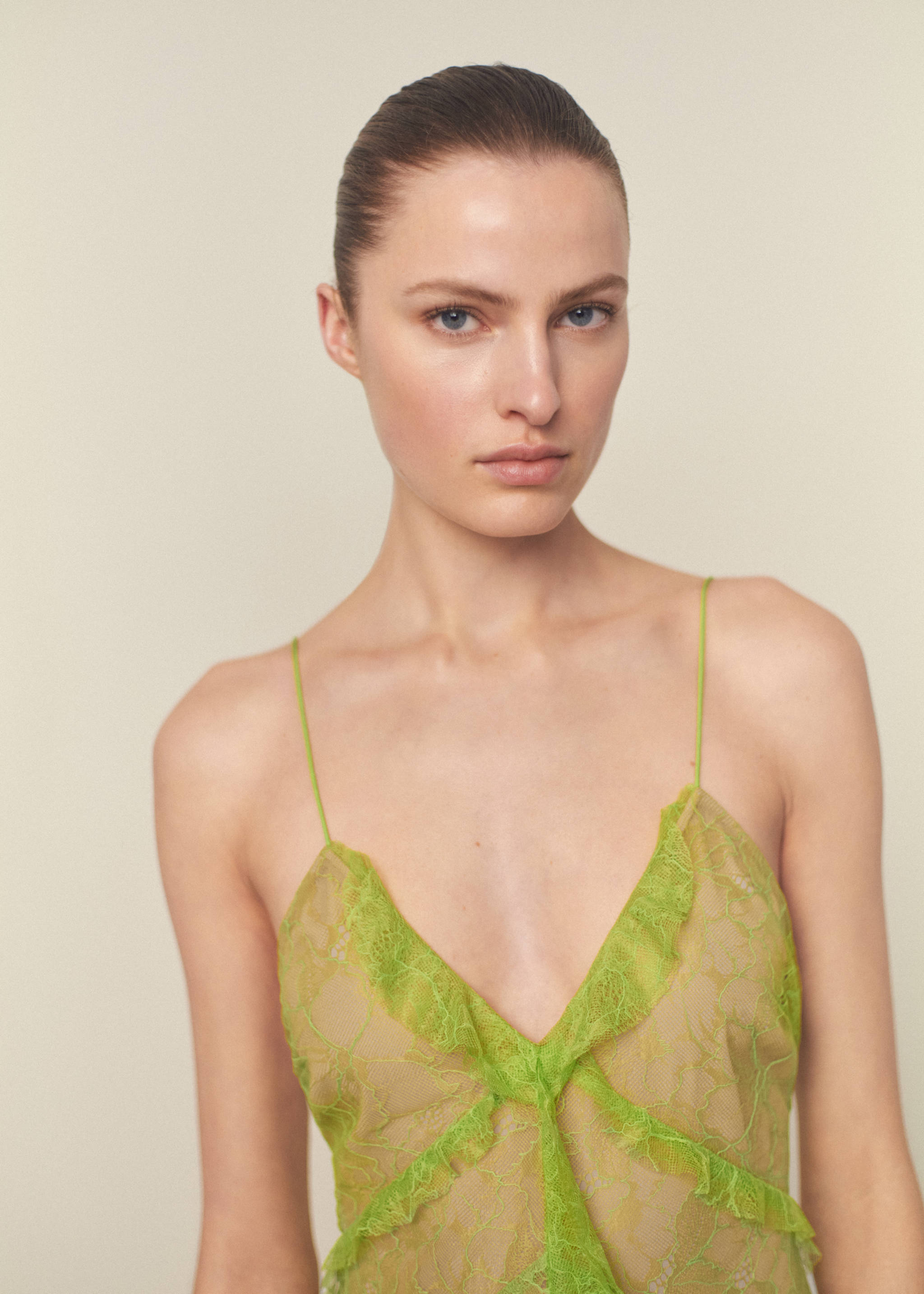 Vestido de renda com folhos - Plano médio