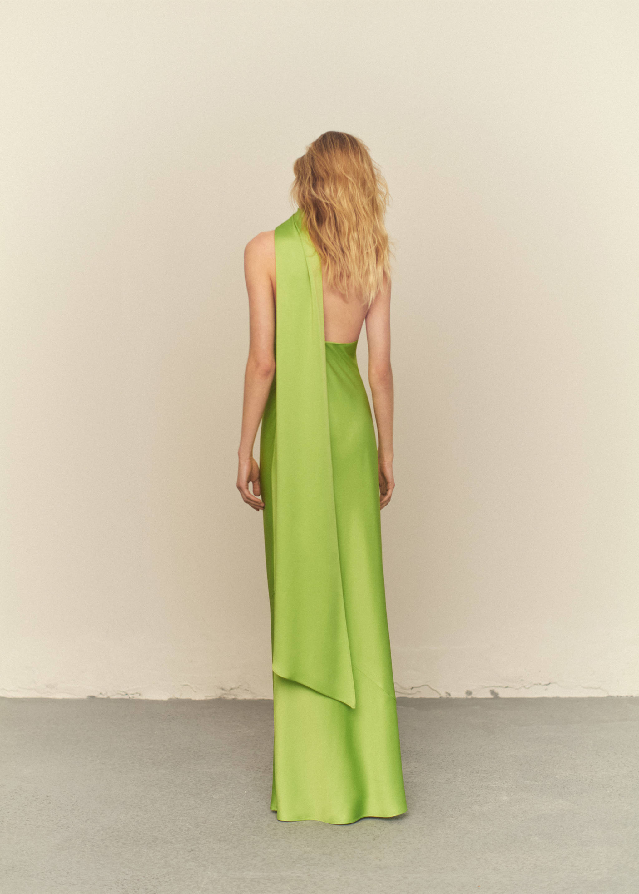 Asymmetrisches Kleid mit Schleife am Hals - Rückseite des Artikels