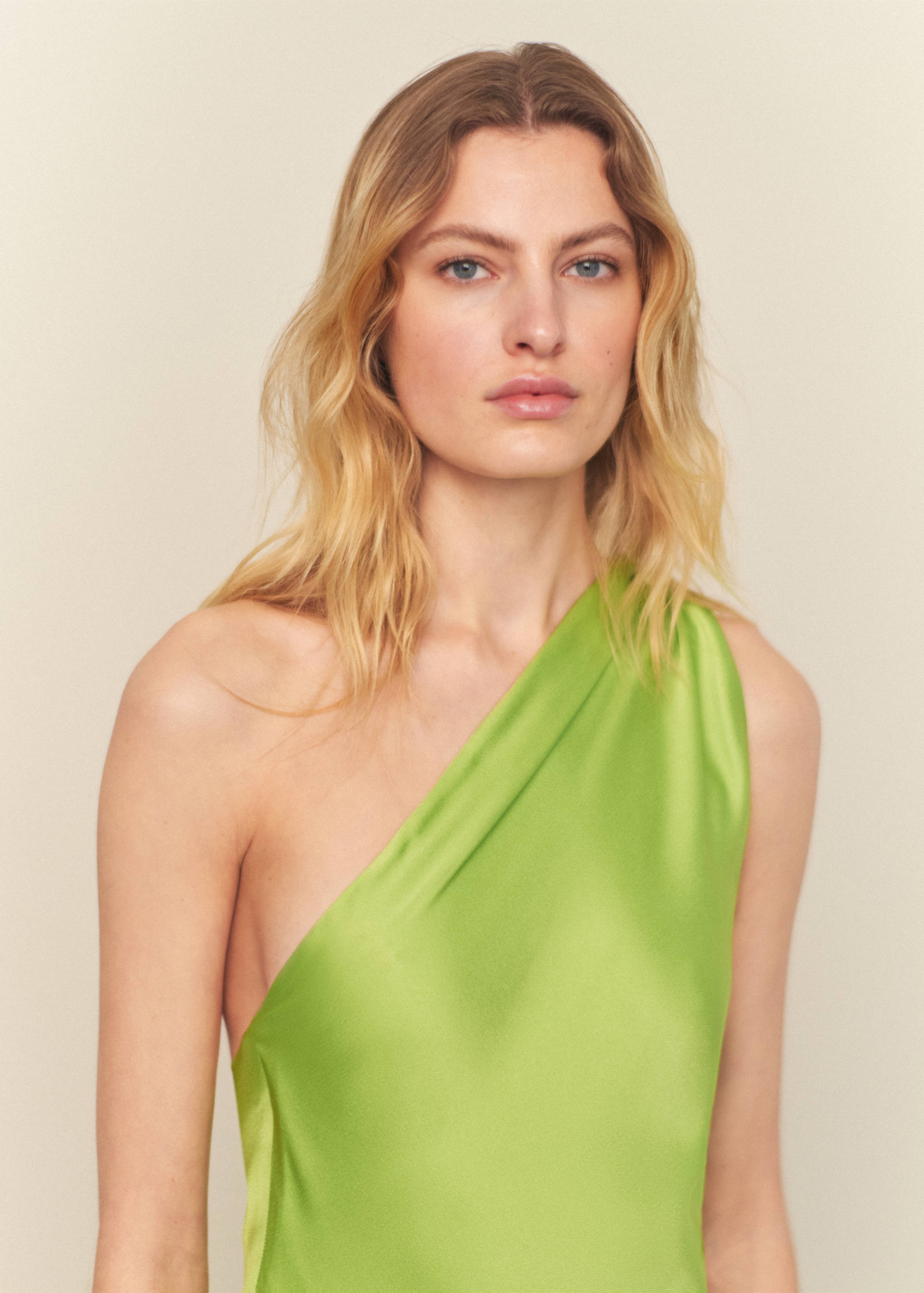 Asymmetrisches Kleid mit Schleife am Hals - Detail des Artikels 1