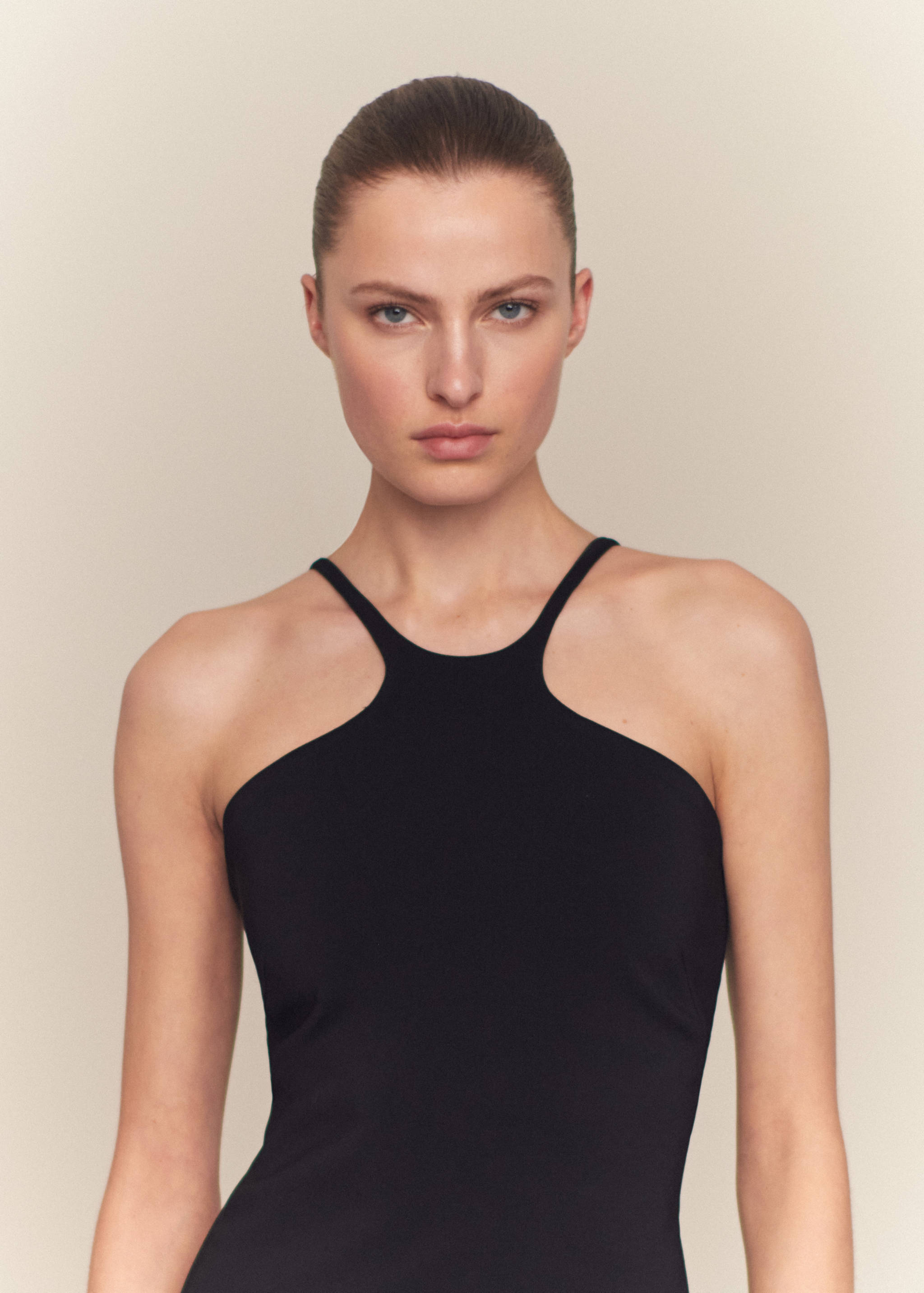 Félig átlátszó ruha brossal - Felezősík