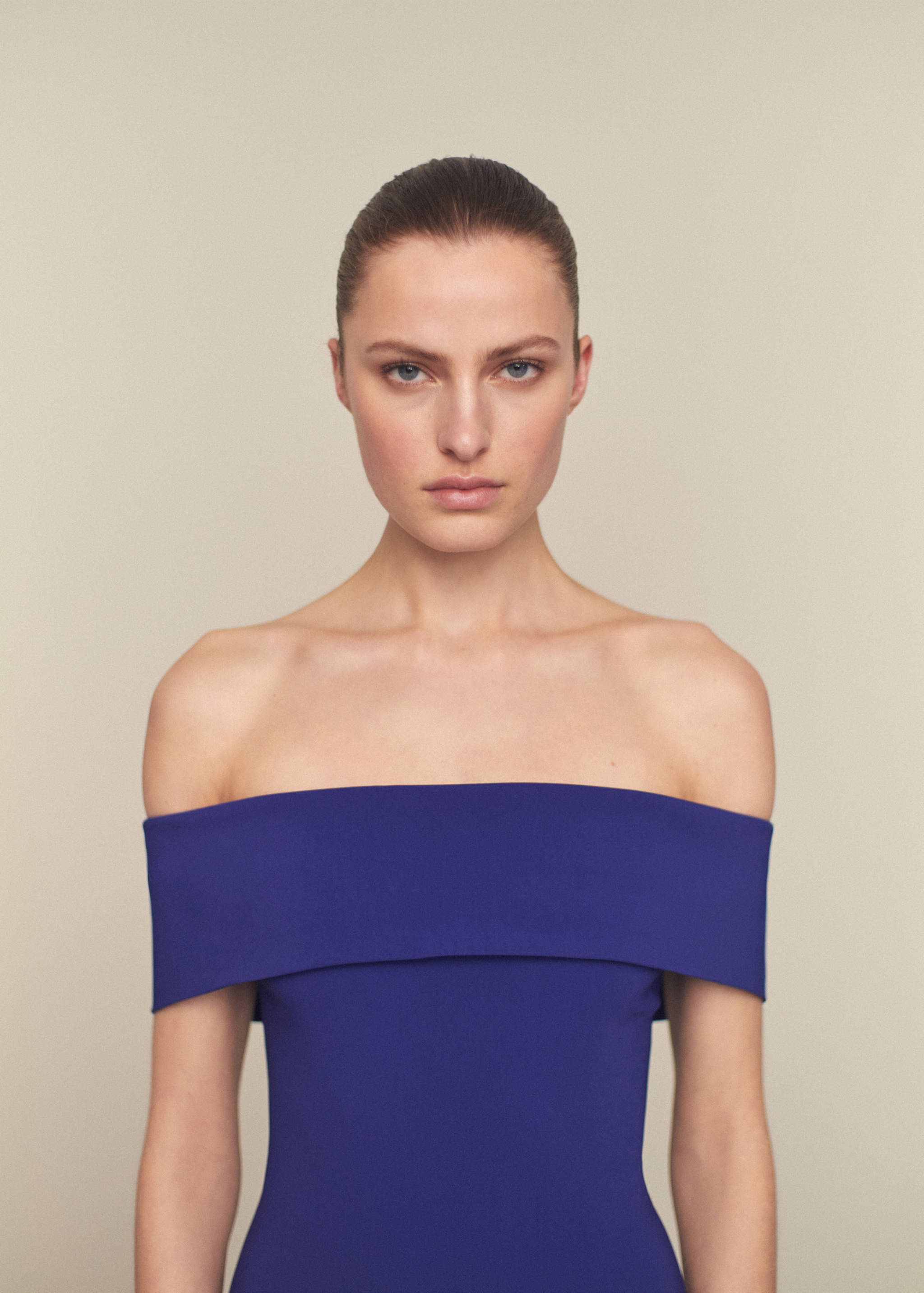 Vestit espatlles descobertes detall obertura - Pla mig