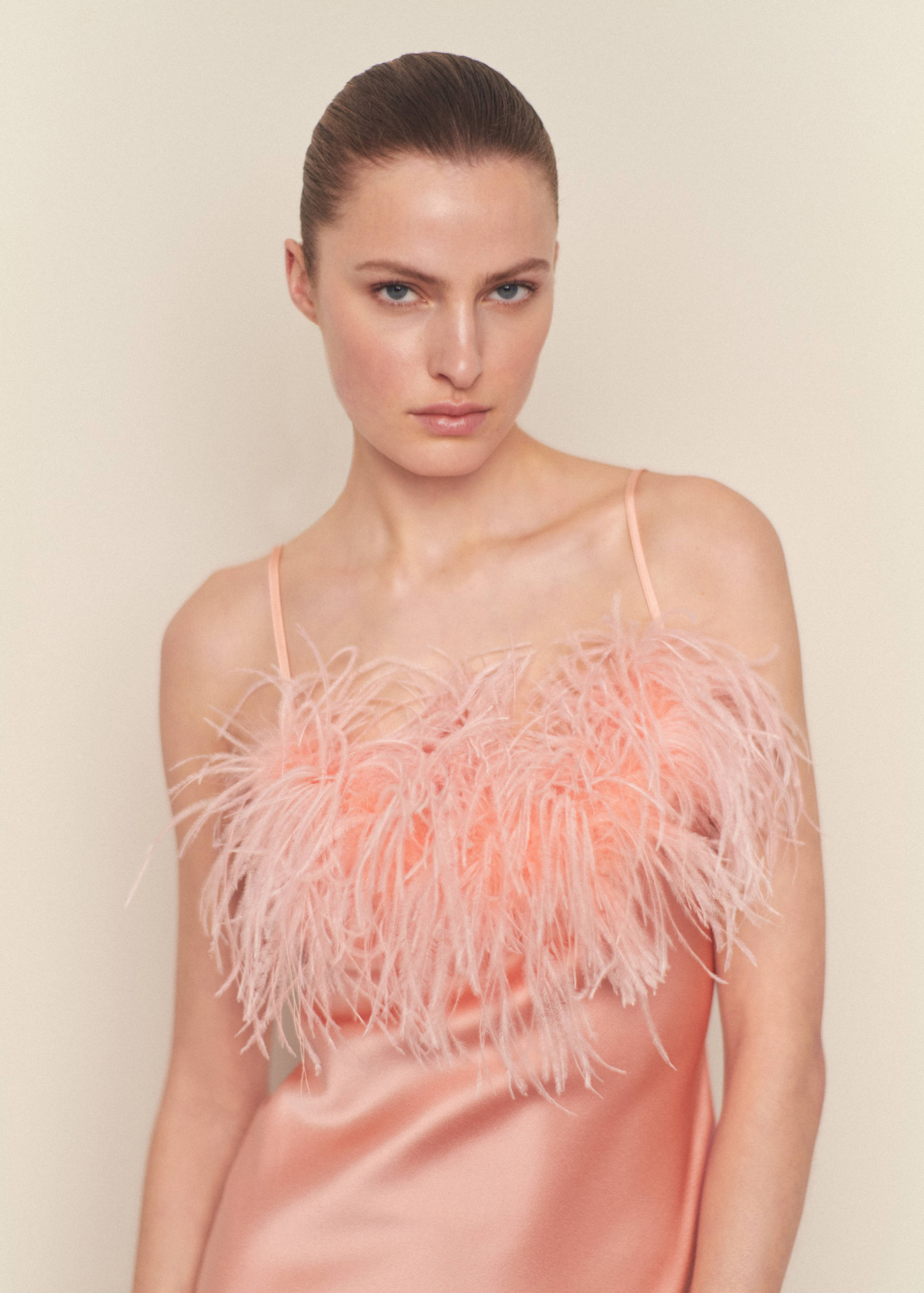 Vestido acetinado com pormenor de penas - Plano médio