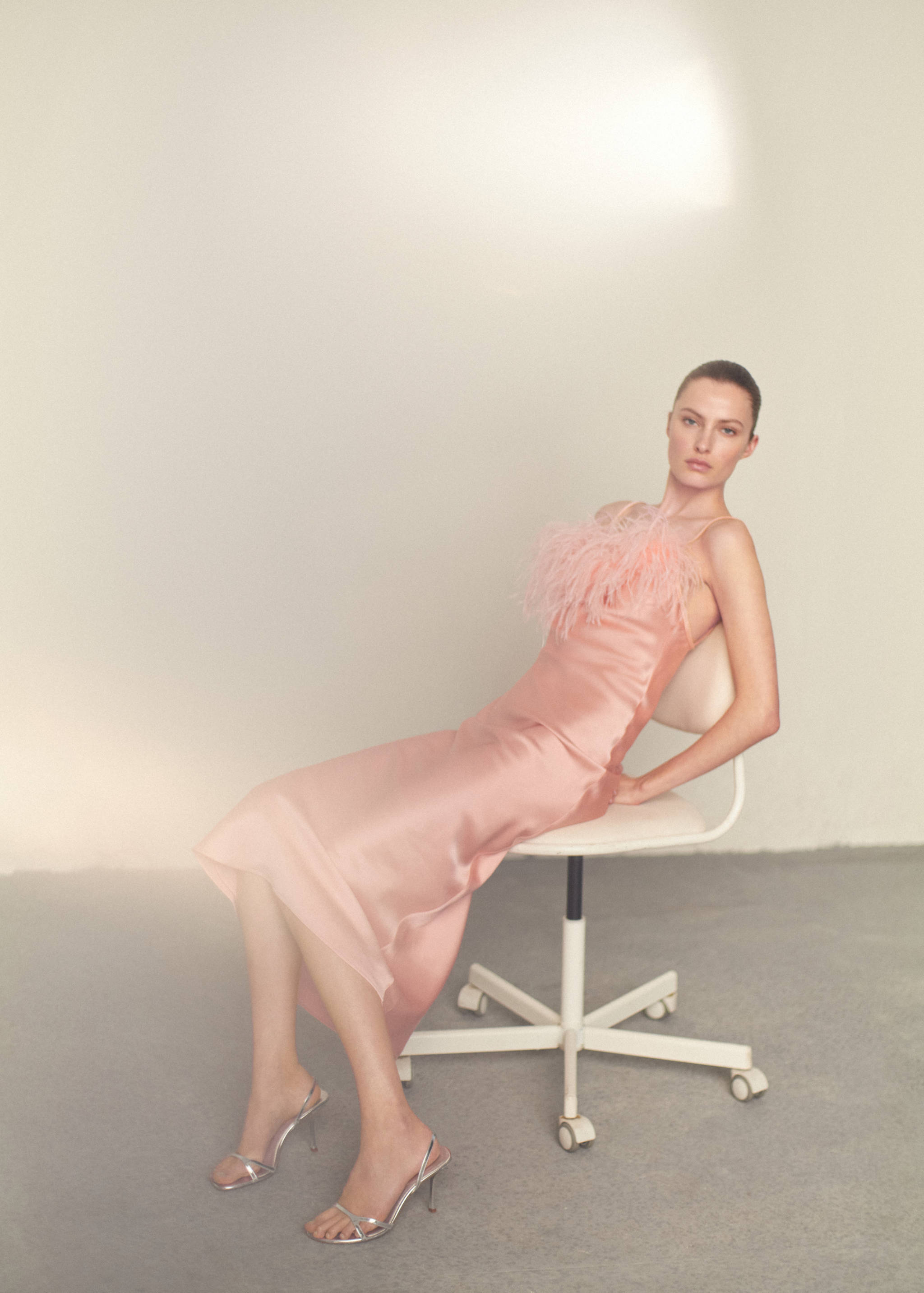 Vestido acetinado com pormenor de penas - Pormenor do artigo 2