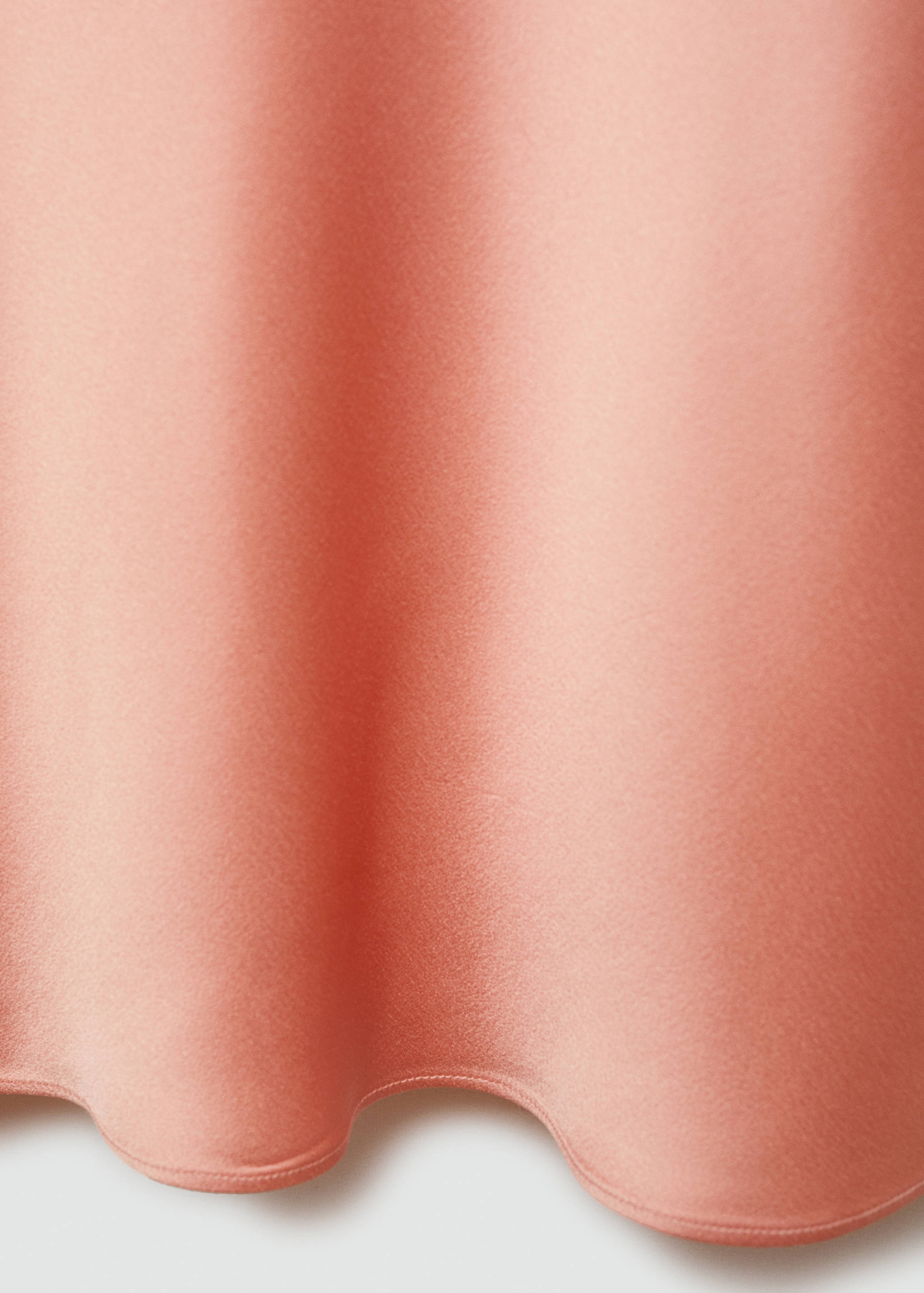 Vestido acetinado com pormenor de penas - Pormenor do artigo 0