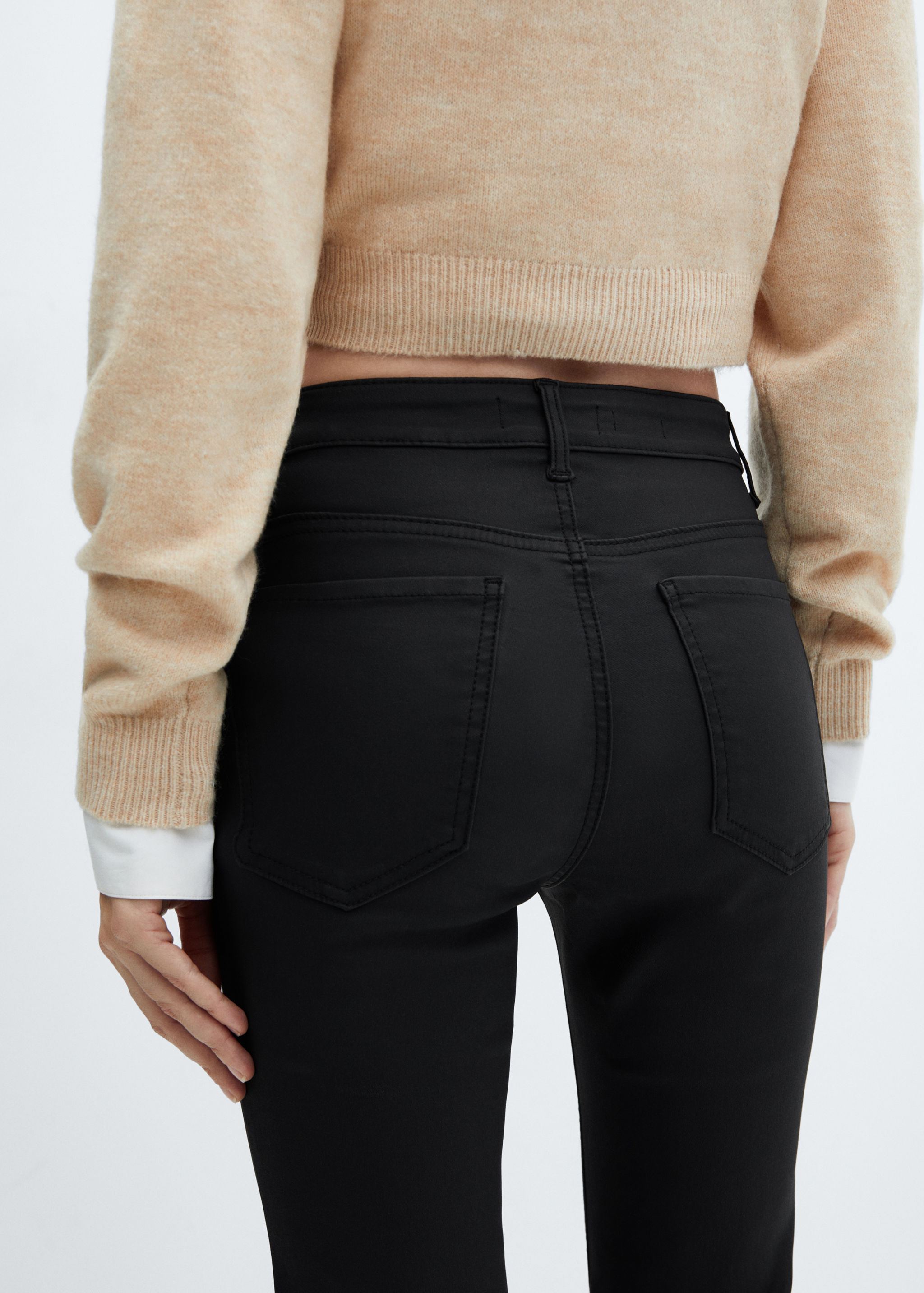 Flared-Crop-Jeans in Wachsoptik Sienna - Detail des Artikels 4