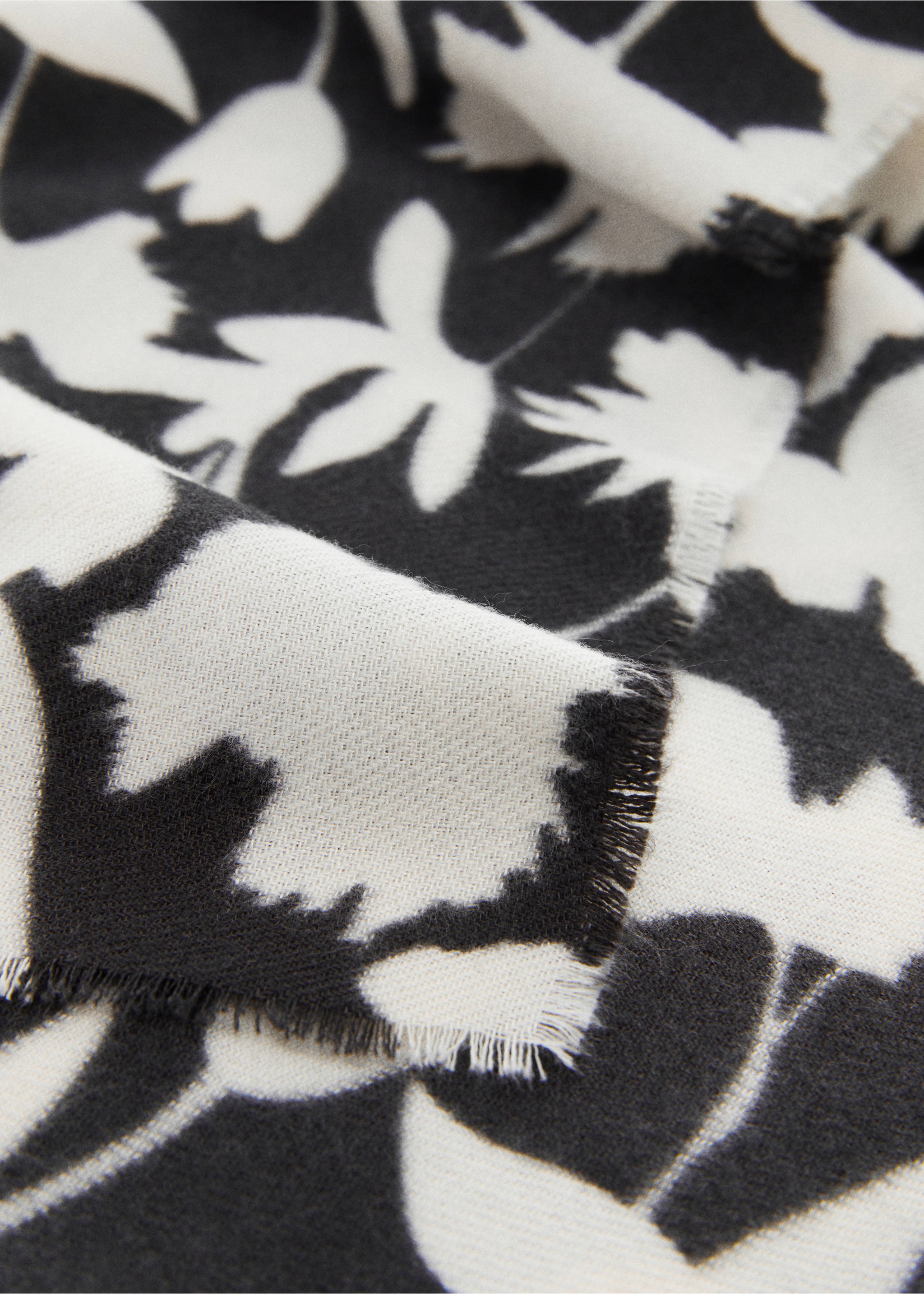 Foulard imprimé floral - Plan moyen, Noir. Ref: 67010282-00.