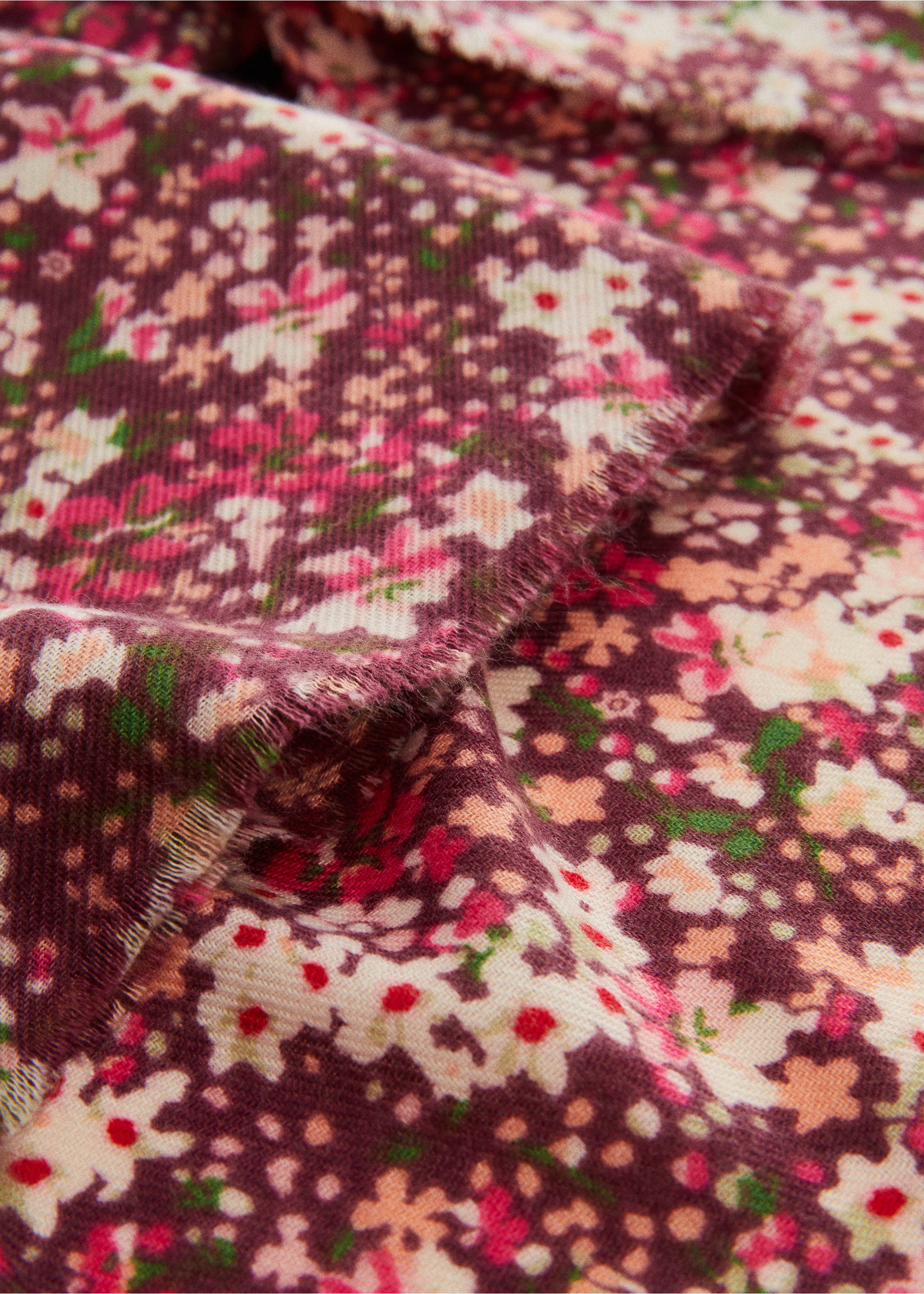 Foulard imprimé floral - Plan moyen, Rose. Ref: 67010283-00.