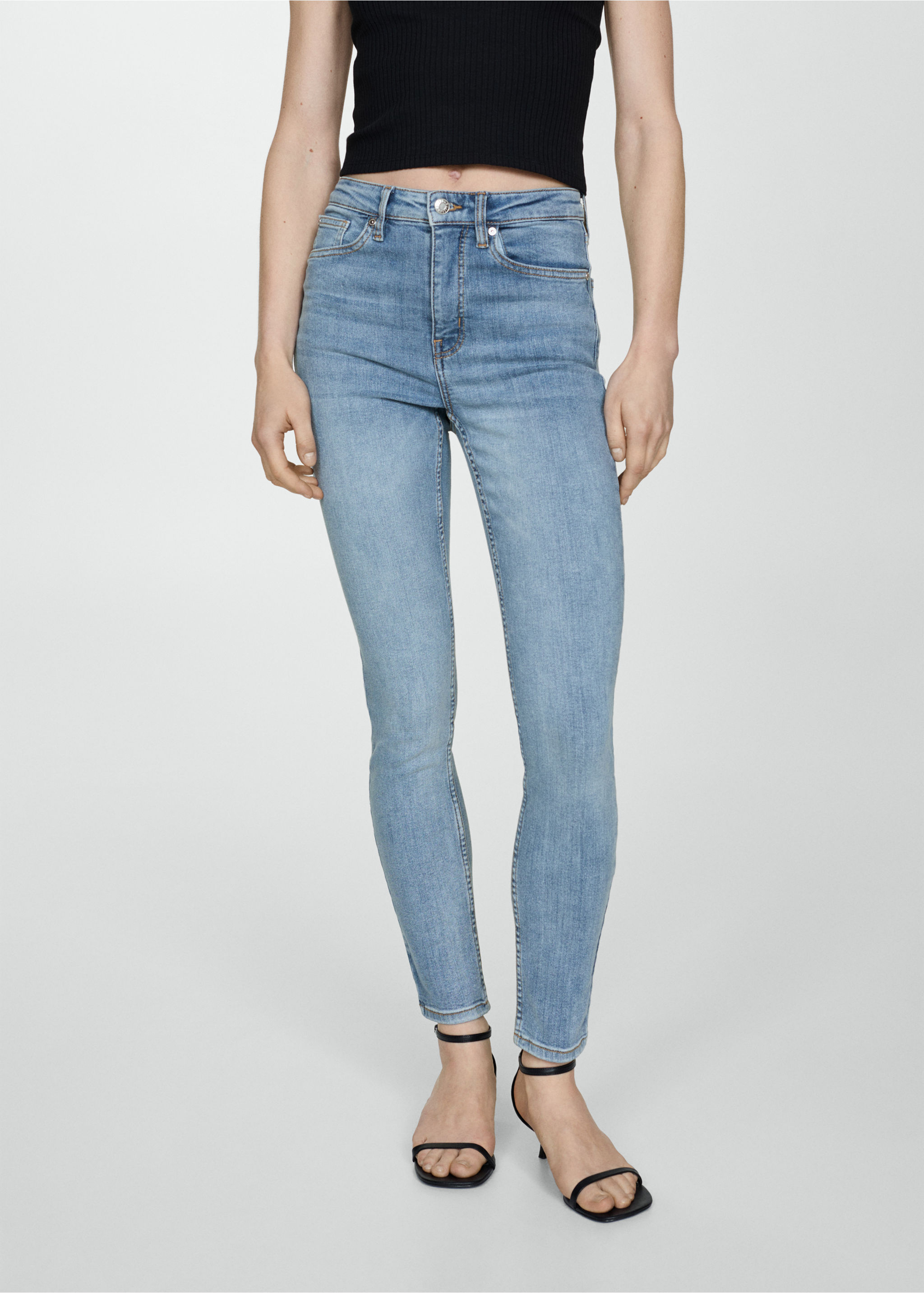 Jeans skinny tiro alto - Plano medio