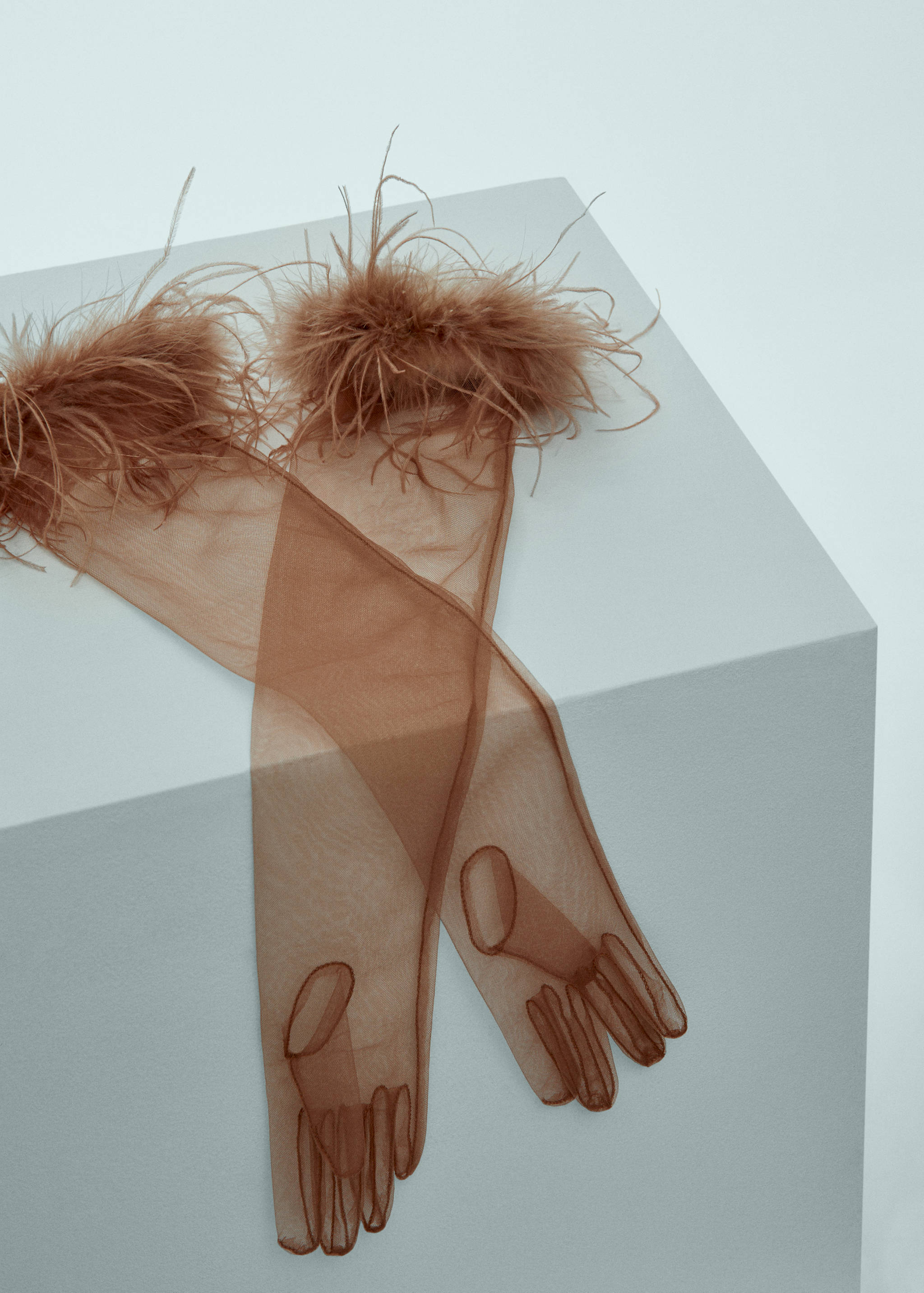 Gants tulle détail plumes - Plan moyen
