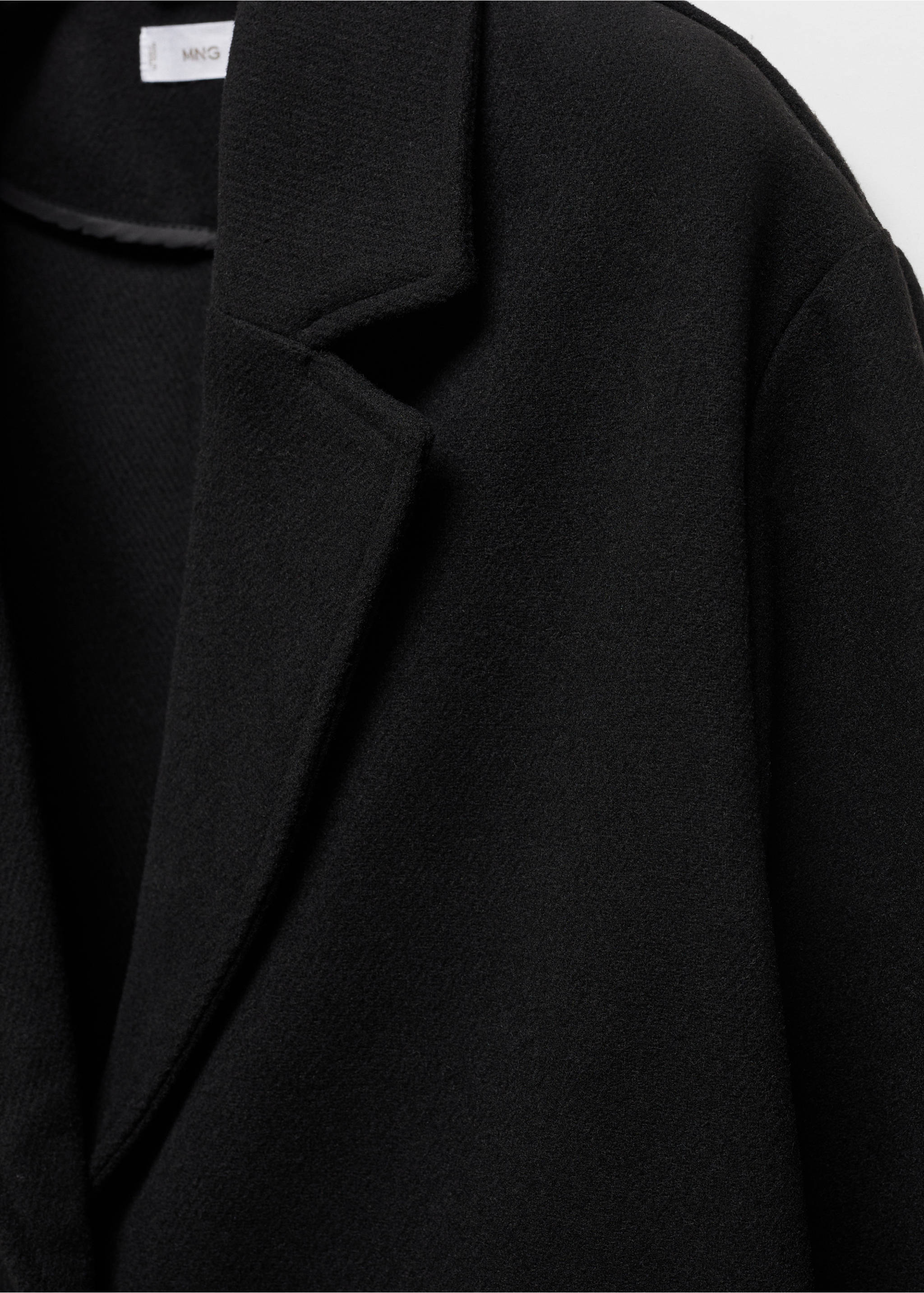 Manteau droit à revers - Détail de l'article 8, Noir. Ref: 67010356-00.