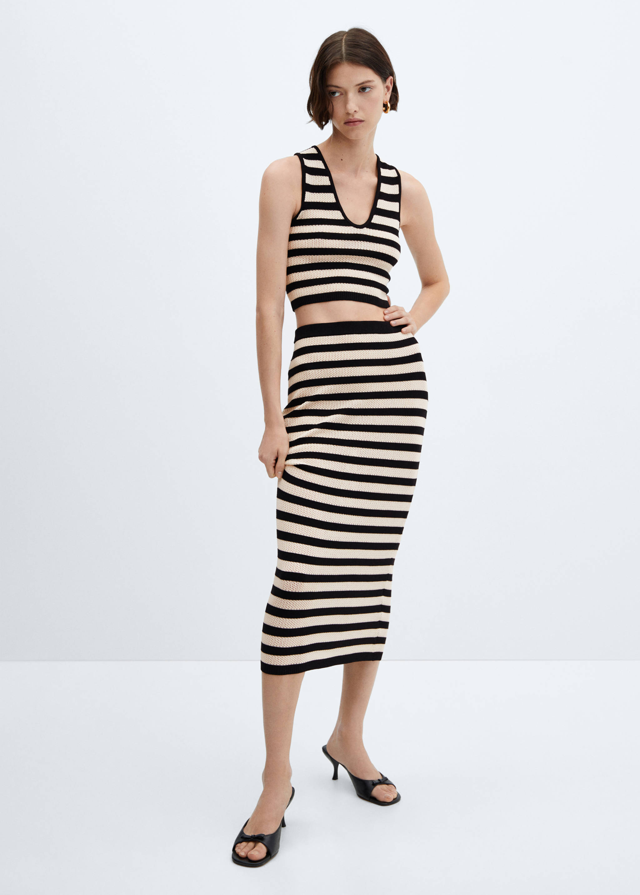 Saia de malha com pormenores rendados - Plano geral