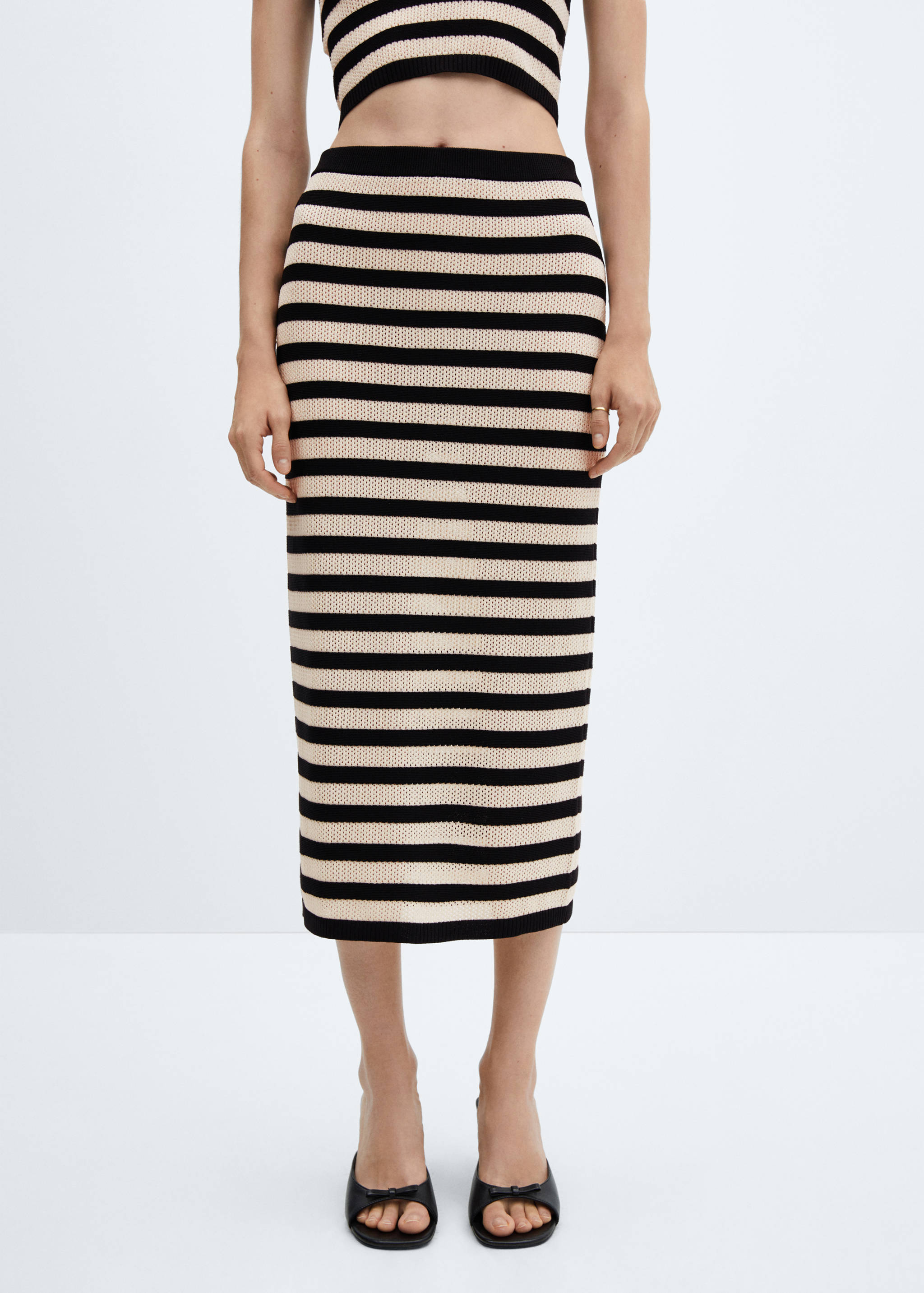 Saia de malha com pormenores rendados - Plano médio