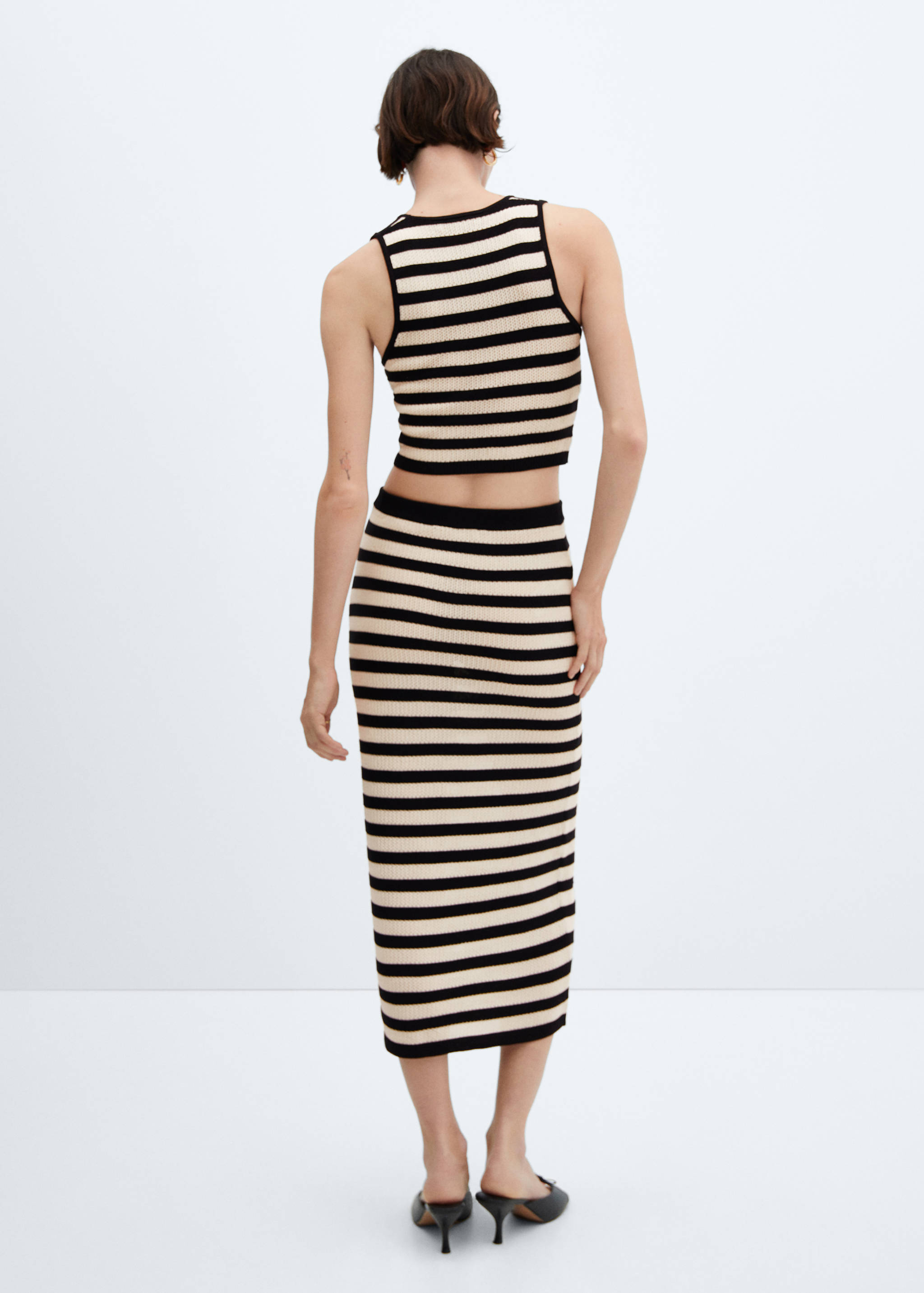 Saia de malha com pormenores rendados - Verso do artigo