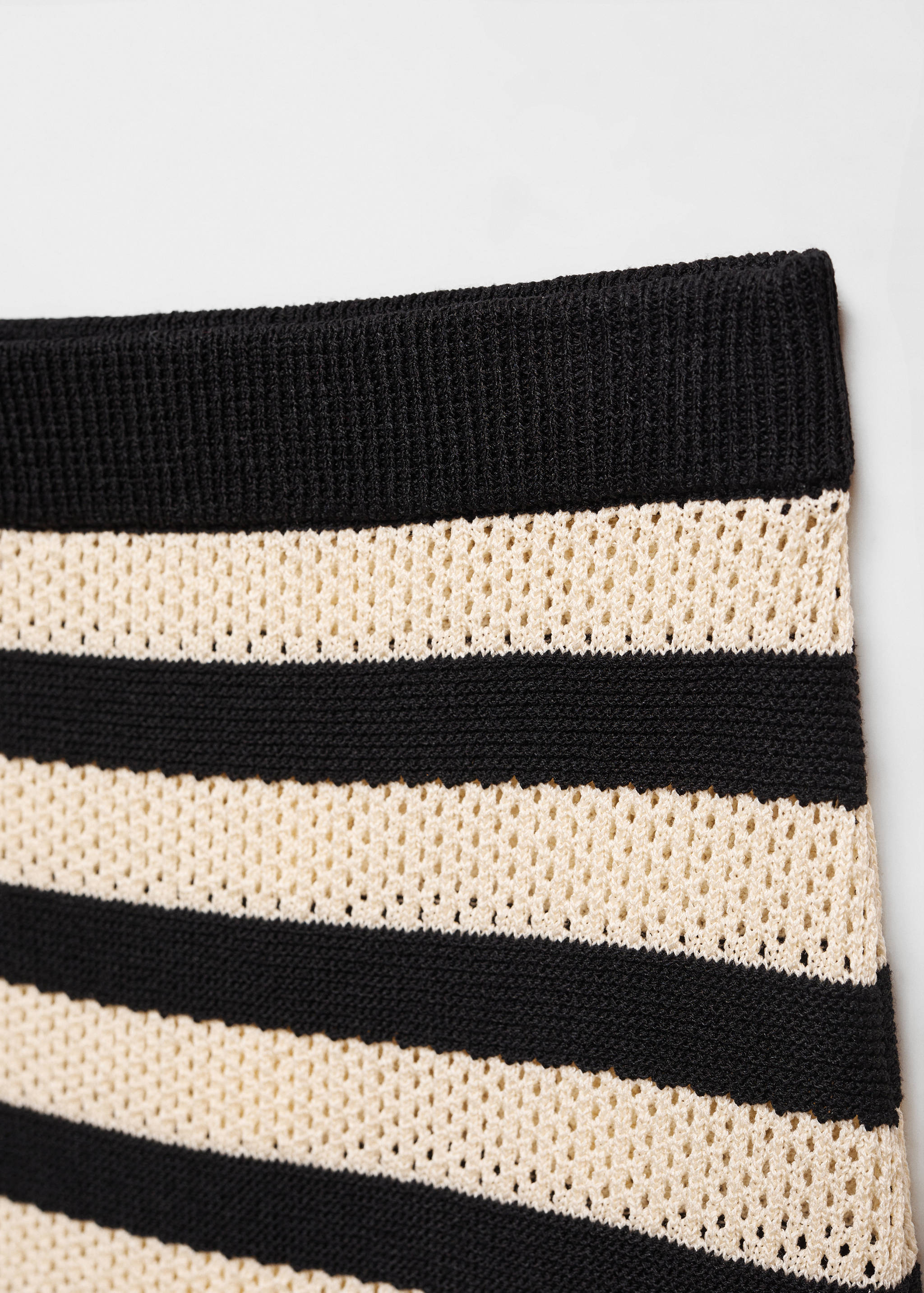 Saia de malha com pormenores rendados - Pormenor do artigo 8