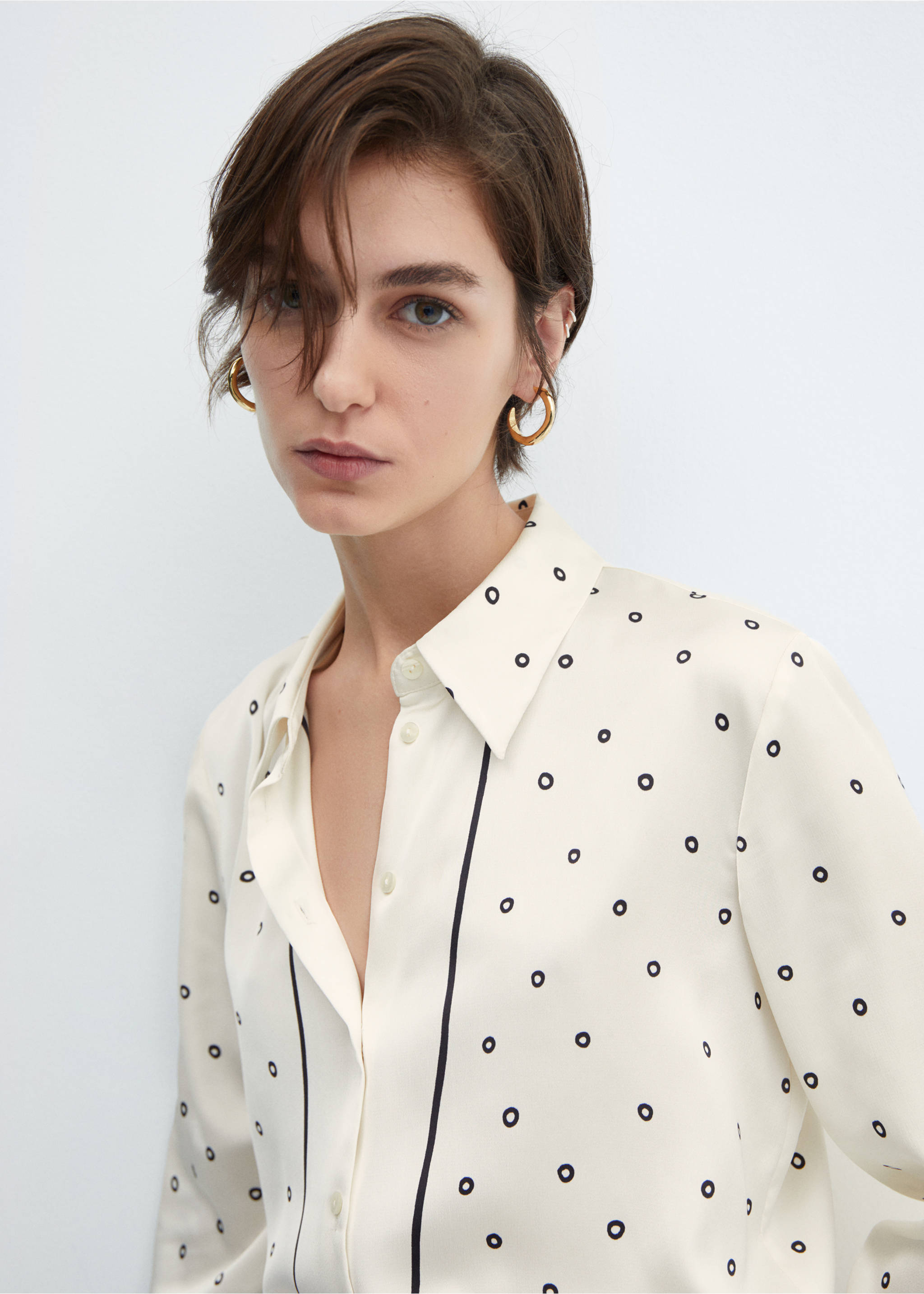 Satin finish flowy shirt - Details of the article 1, Vanilla. Ref: 67010444-00.