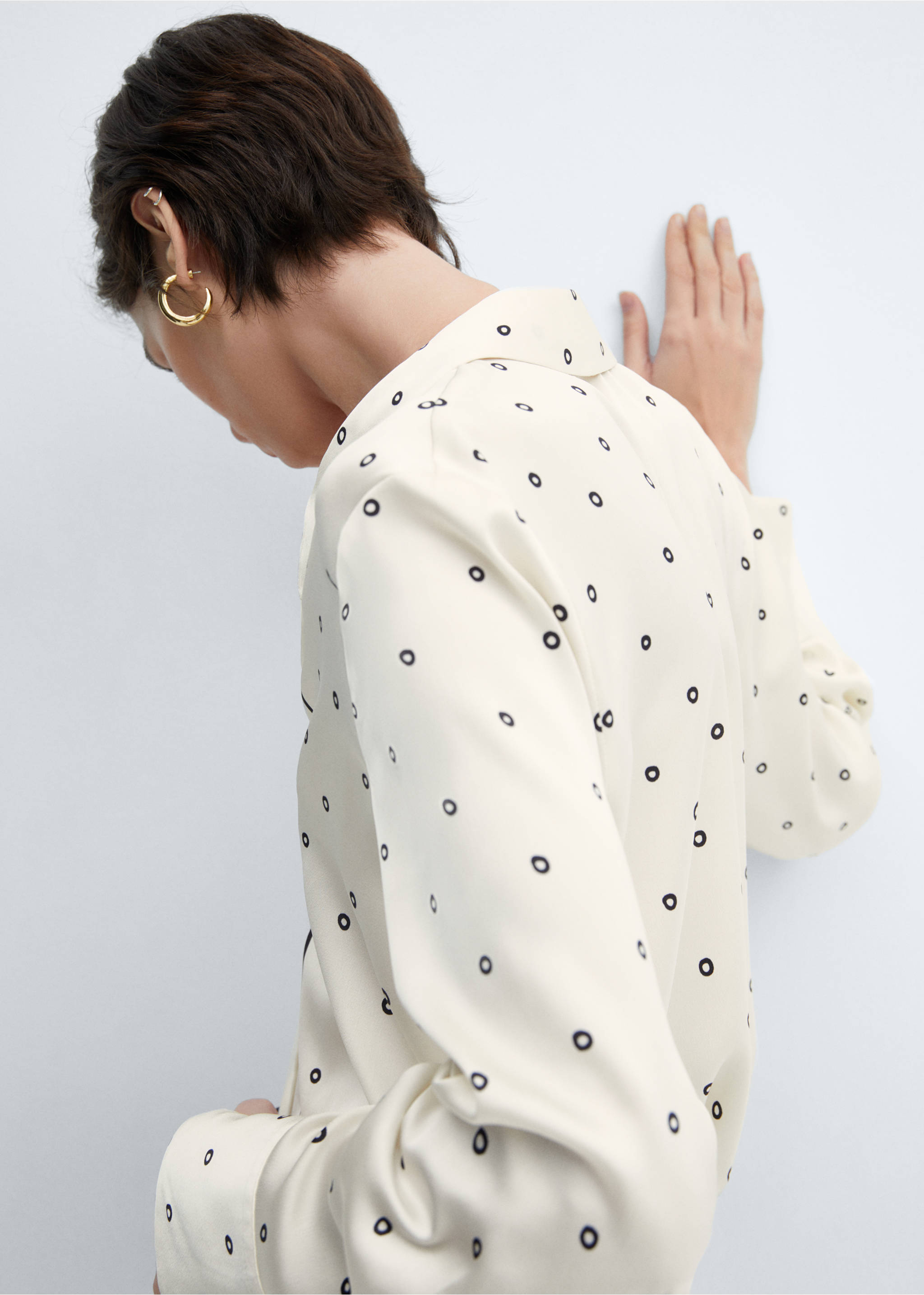 Satin finish flowy shirt - Details of the article 2, Vanilla. Ref: 67010444-00.