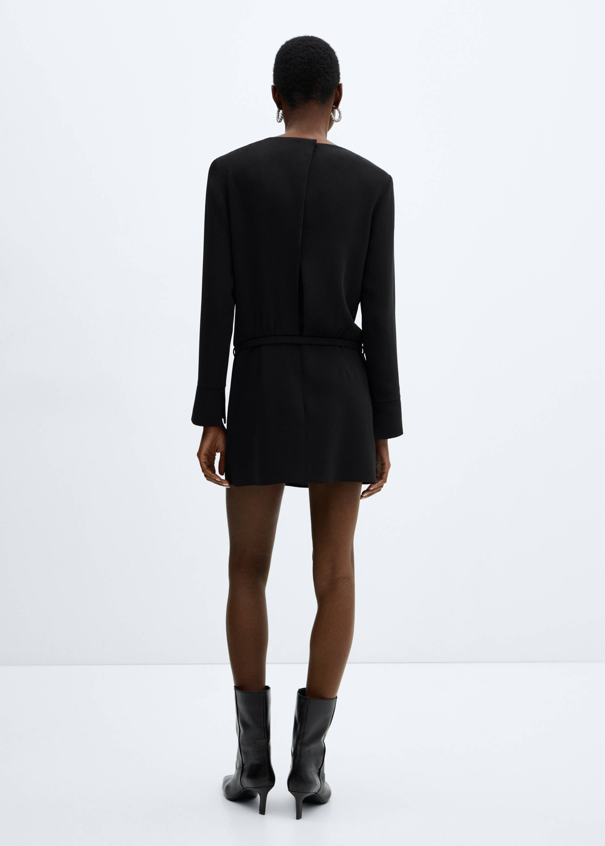 Gerafftes Kleid mit Gürtel - Rückseite des Artikels