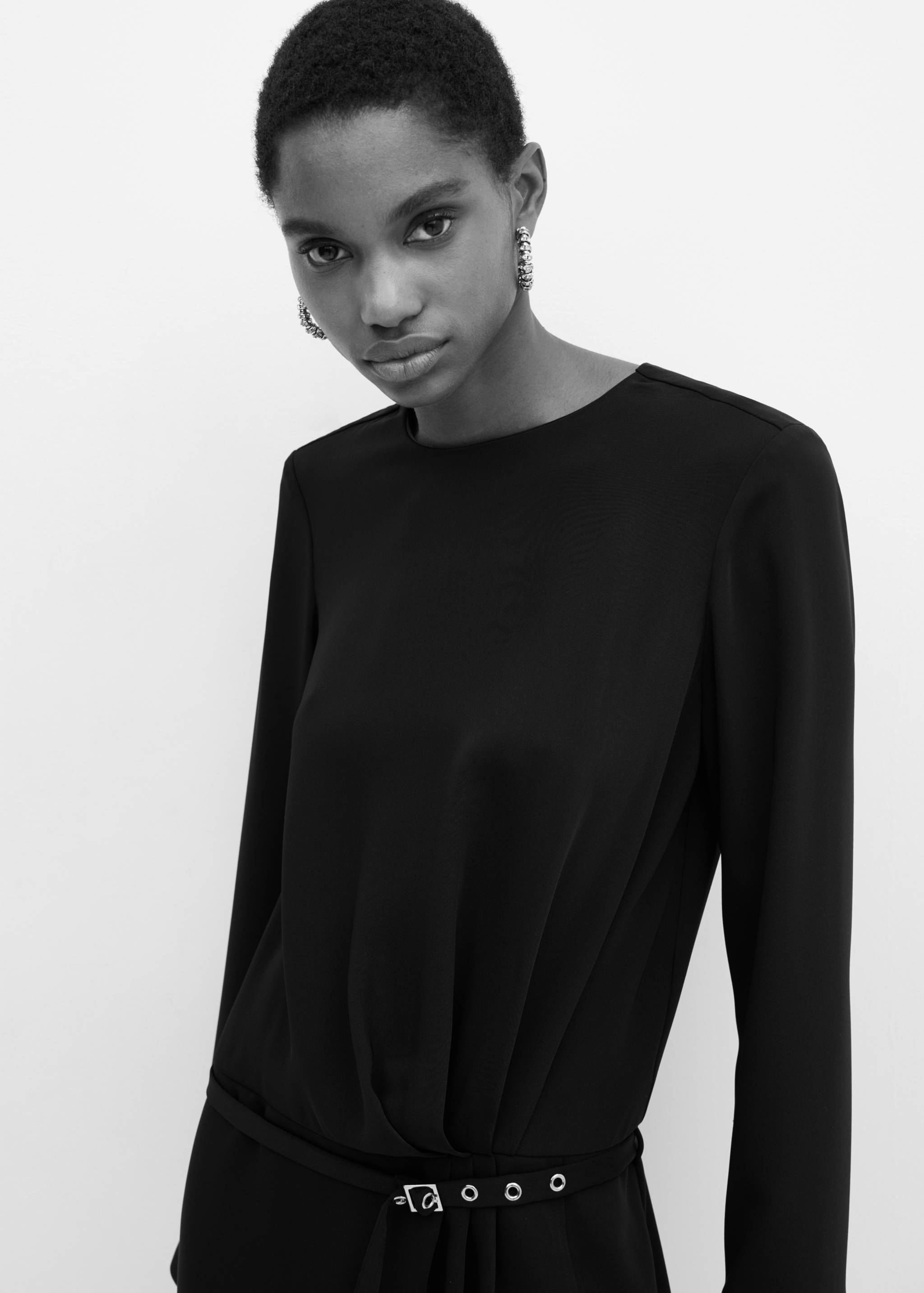 Gerafftes Kleid mit Gürtel - Detail des Artikels 2