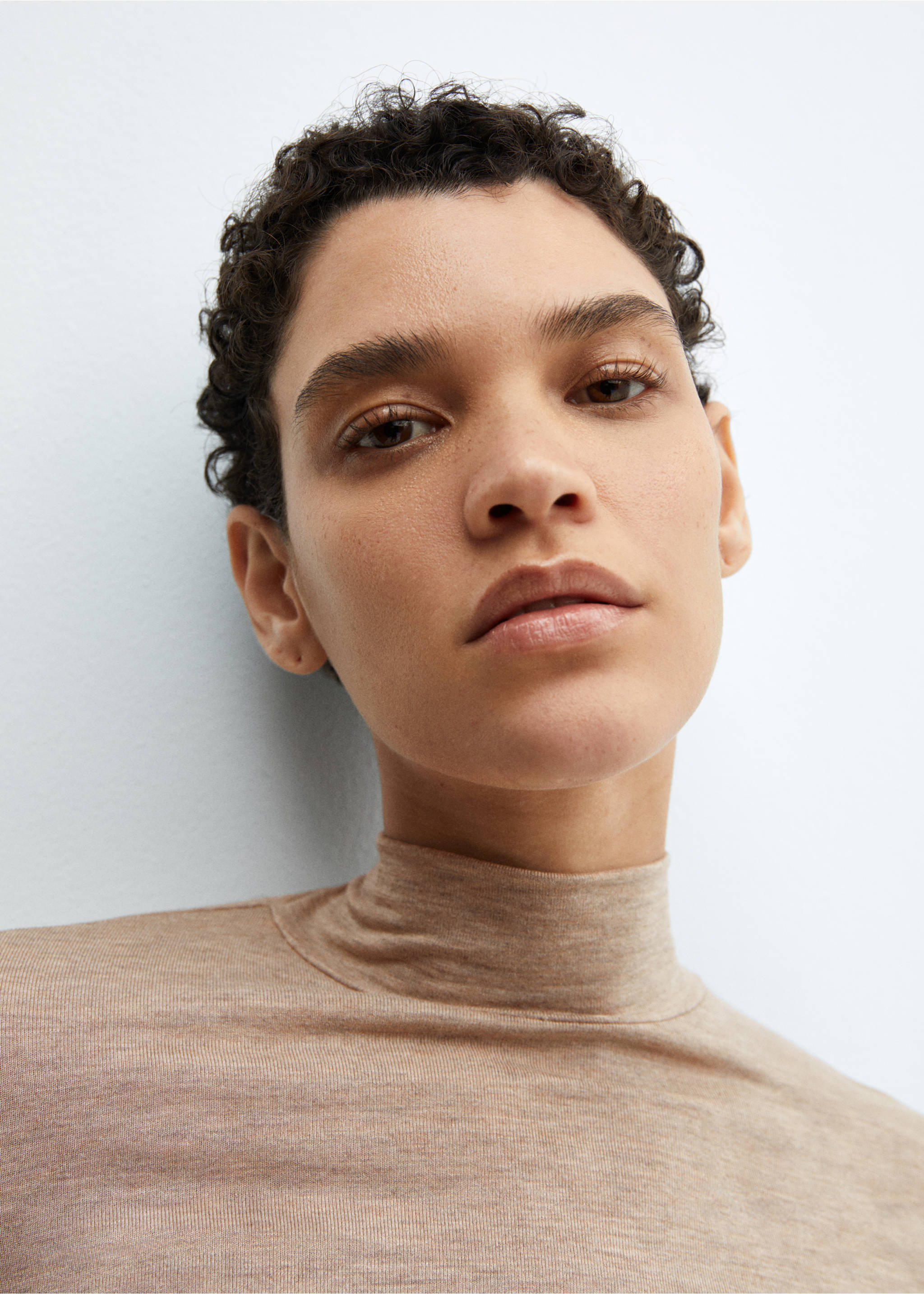 Turtleneck long-sleeved t-shirt - Details of the article 1, Sand. Ref: 67010470-00.