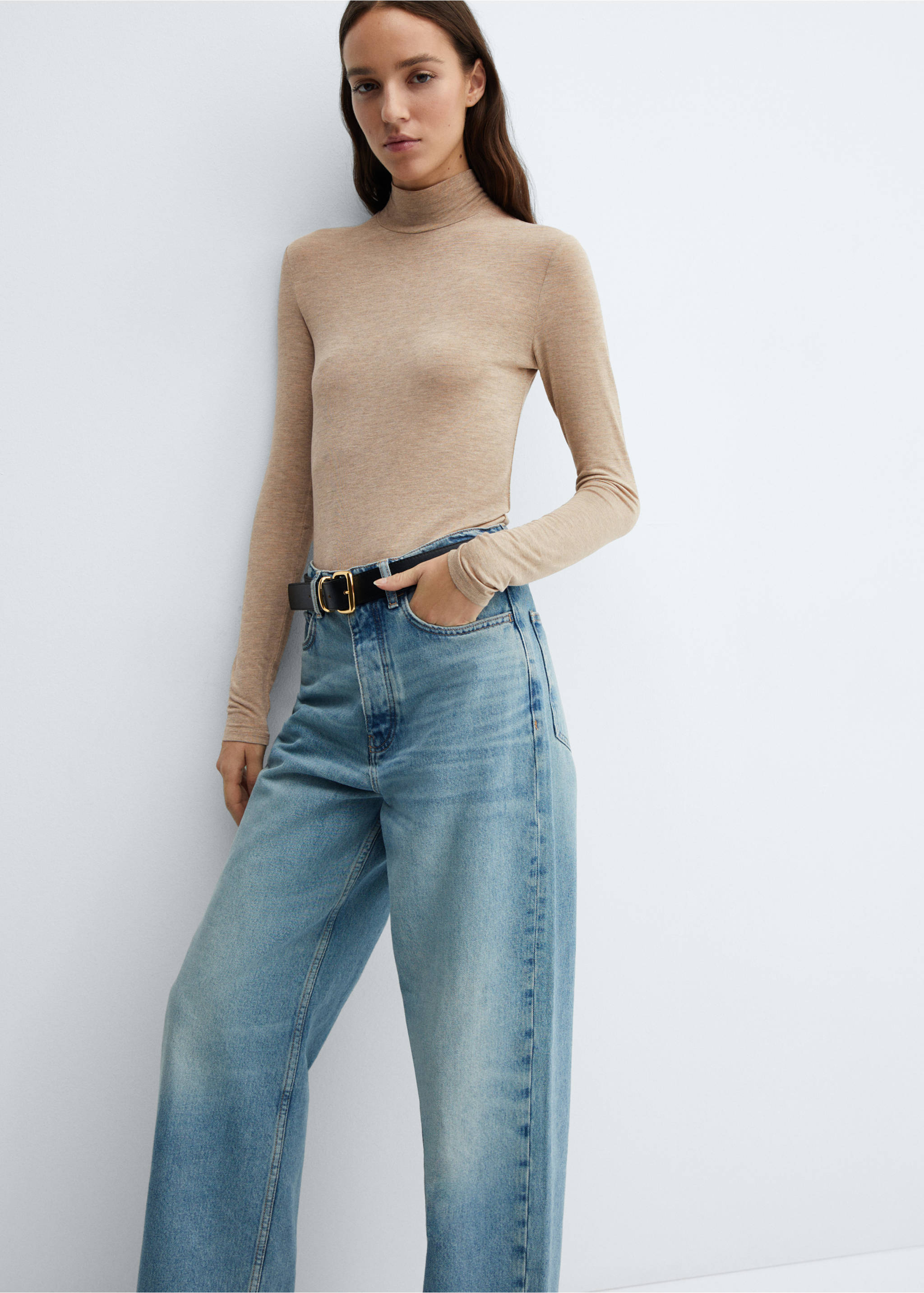 Turtleneck long-sleeved t-shirt - Details of the article 6, Sand. Ref: 67010470-00.