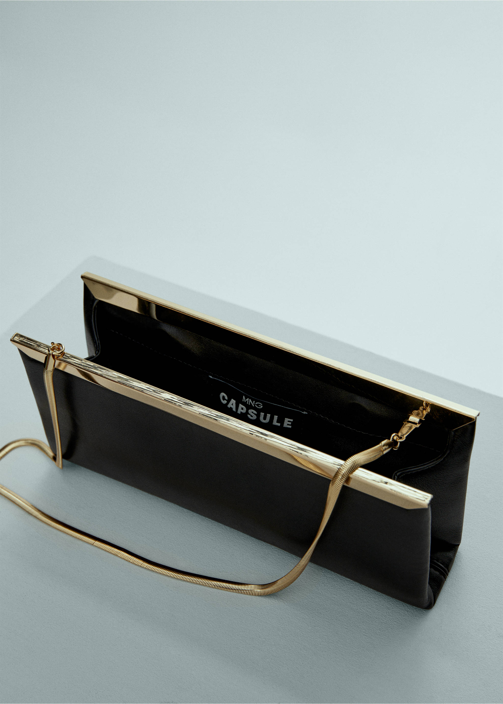 Bossa clutch pell cadena metàl·lica - Detall de l'article 1, Negre. Ref: 67010481-00.