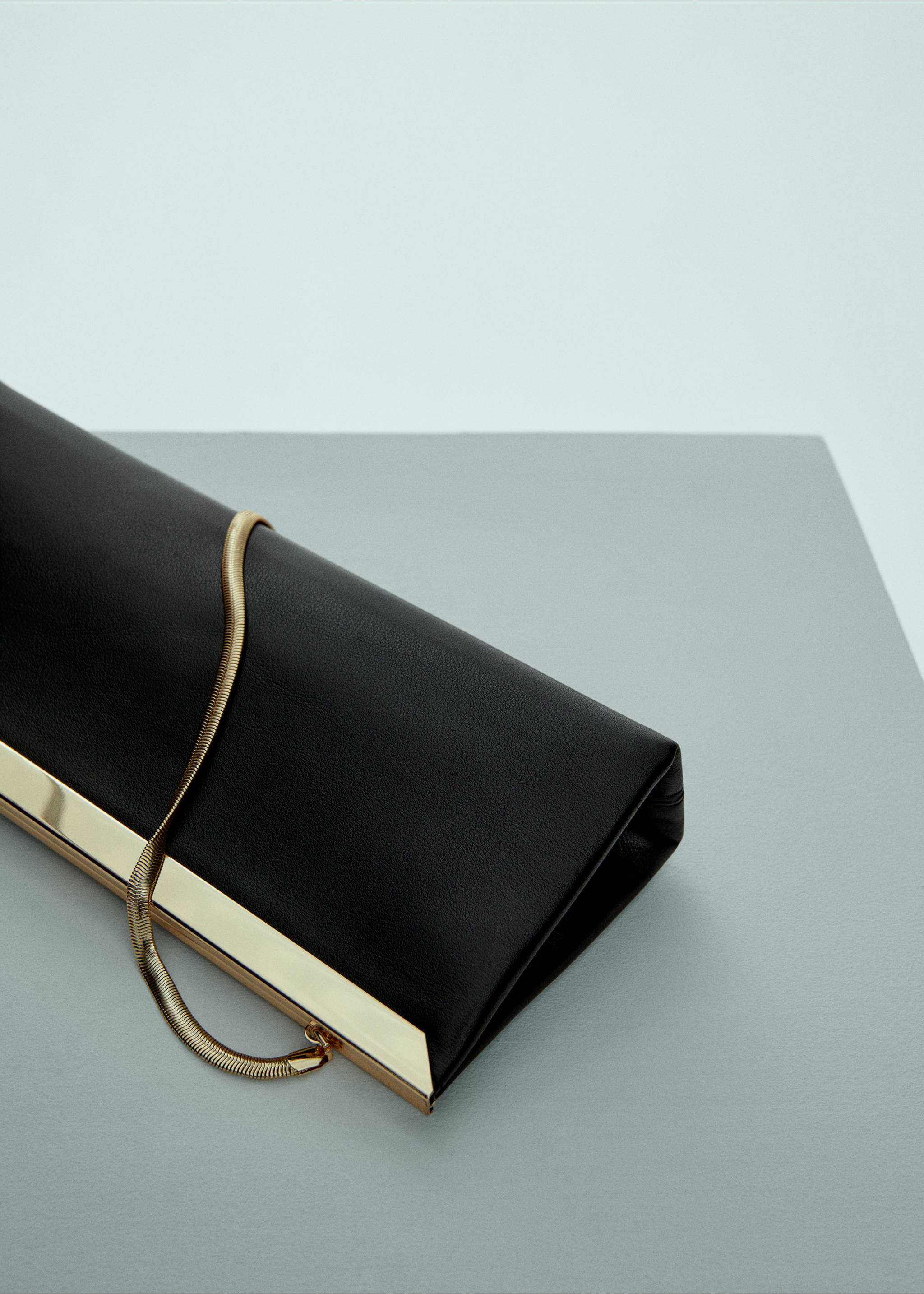 Bossa clutch pell cadena metàl·lica - Detall de l'article 2, Negre. Ref: 67010481-00.