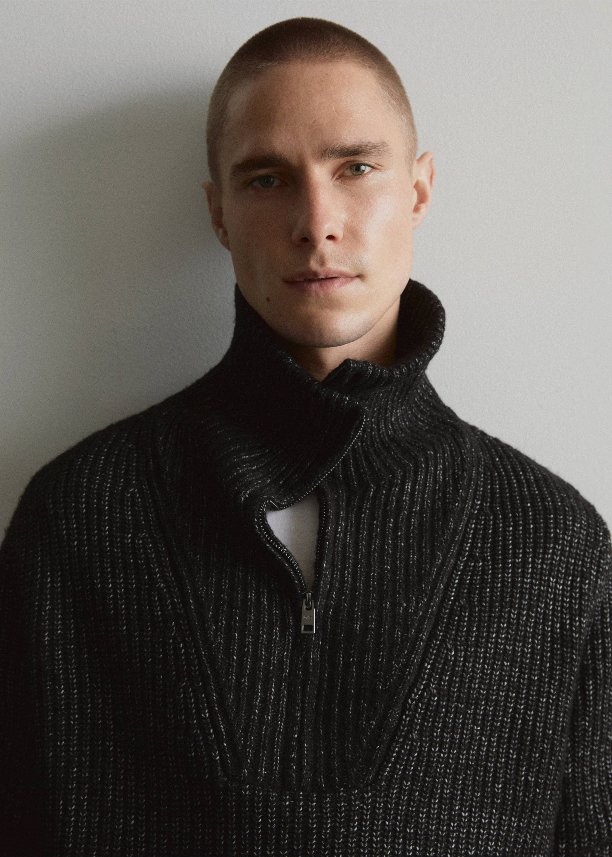 Wool perkins-neck sweater with zip - Details of the article 6, Black. Ref: 67010648-00.