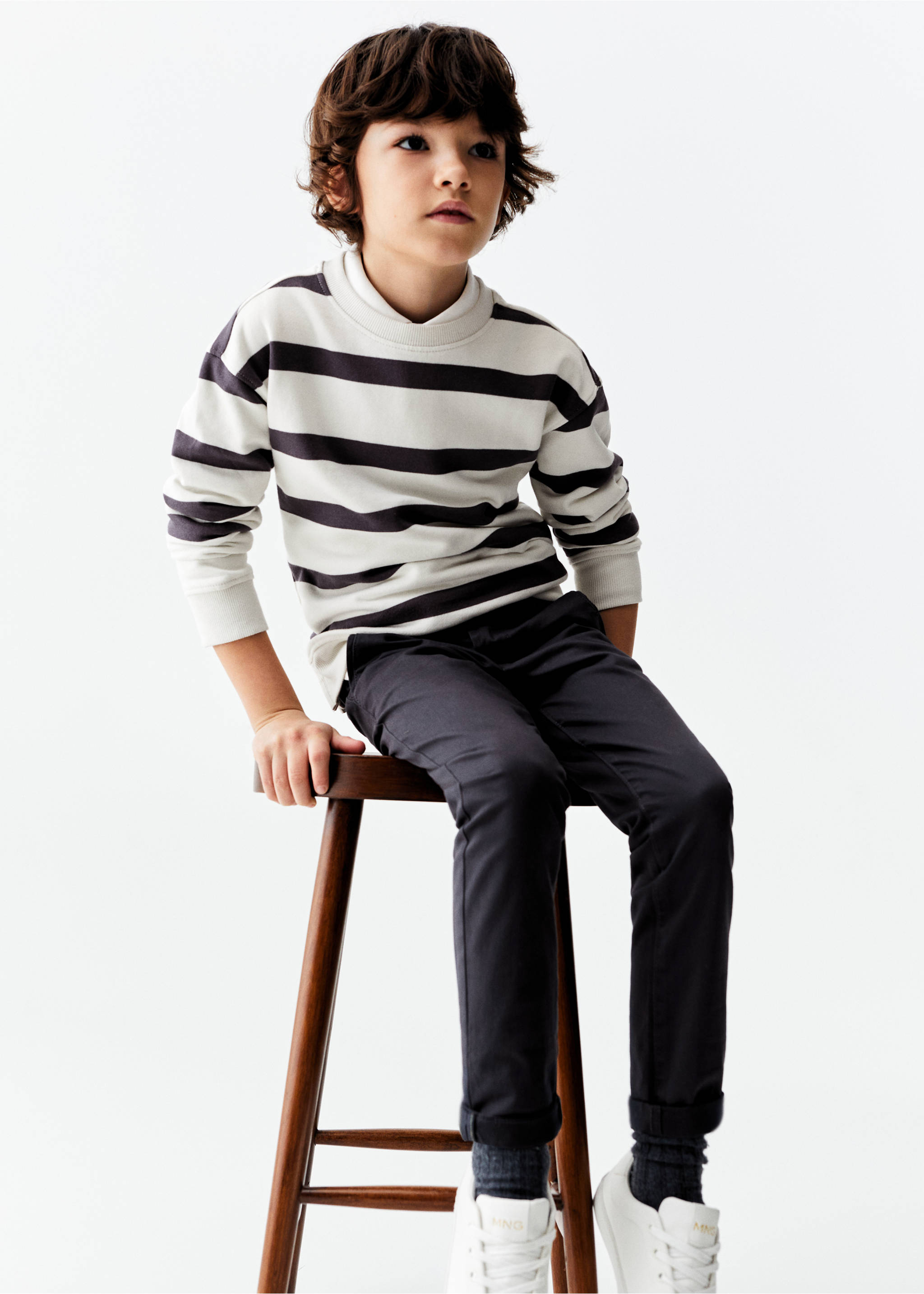 Cotton chinos - Details of the article 2, Medium Grey. Ref: 67010662-00.