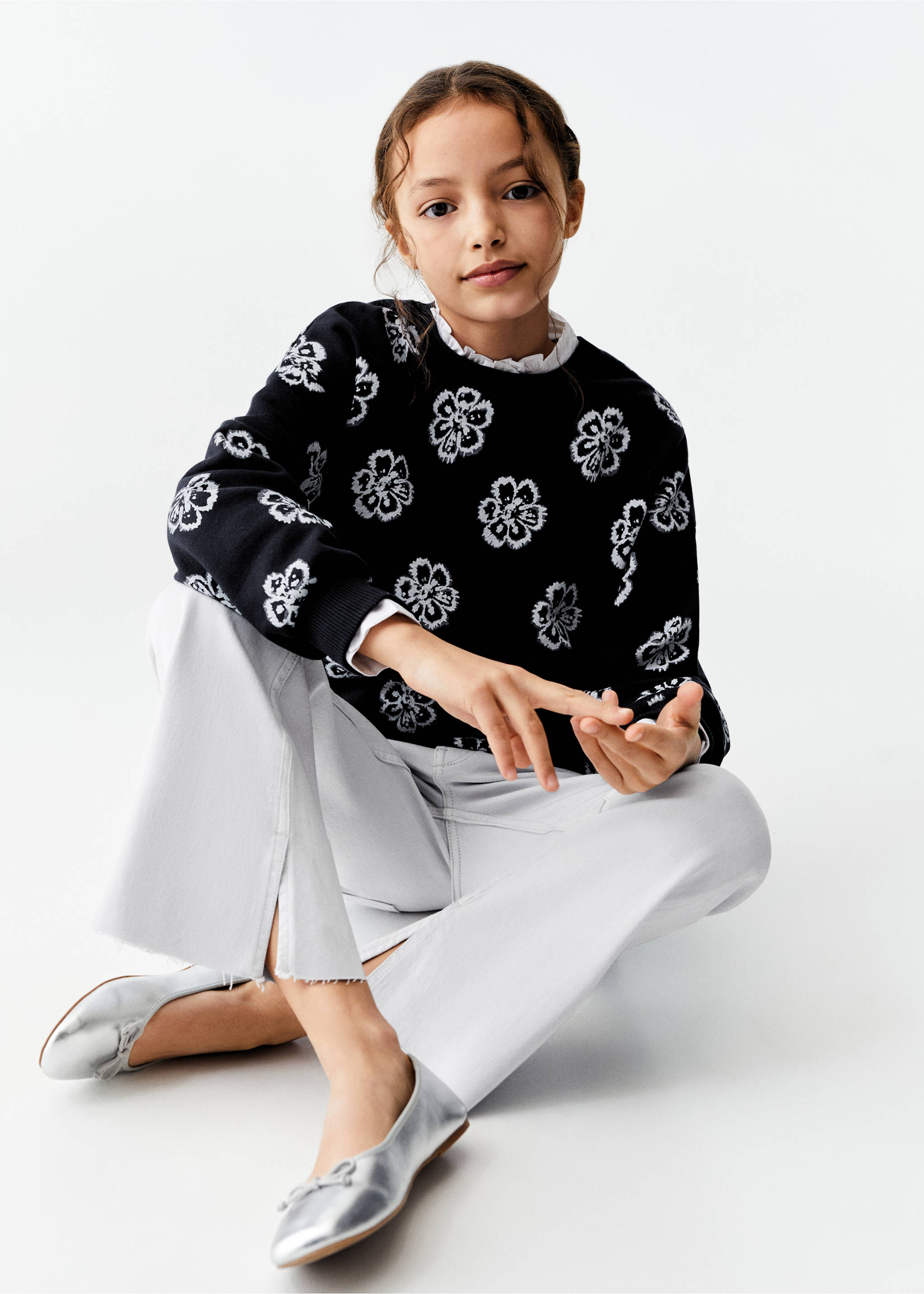 Flared jeans with opening - Details of the article 2, Sky Blue. Ref: 67010675-00.