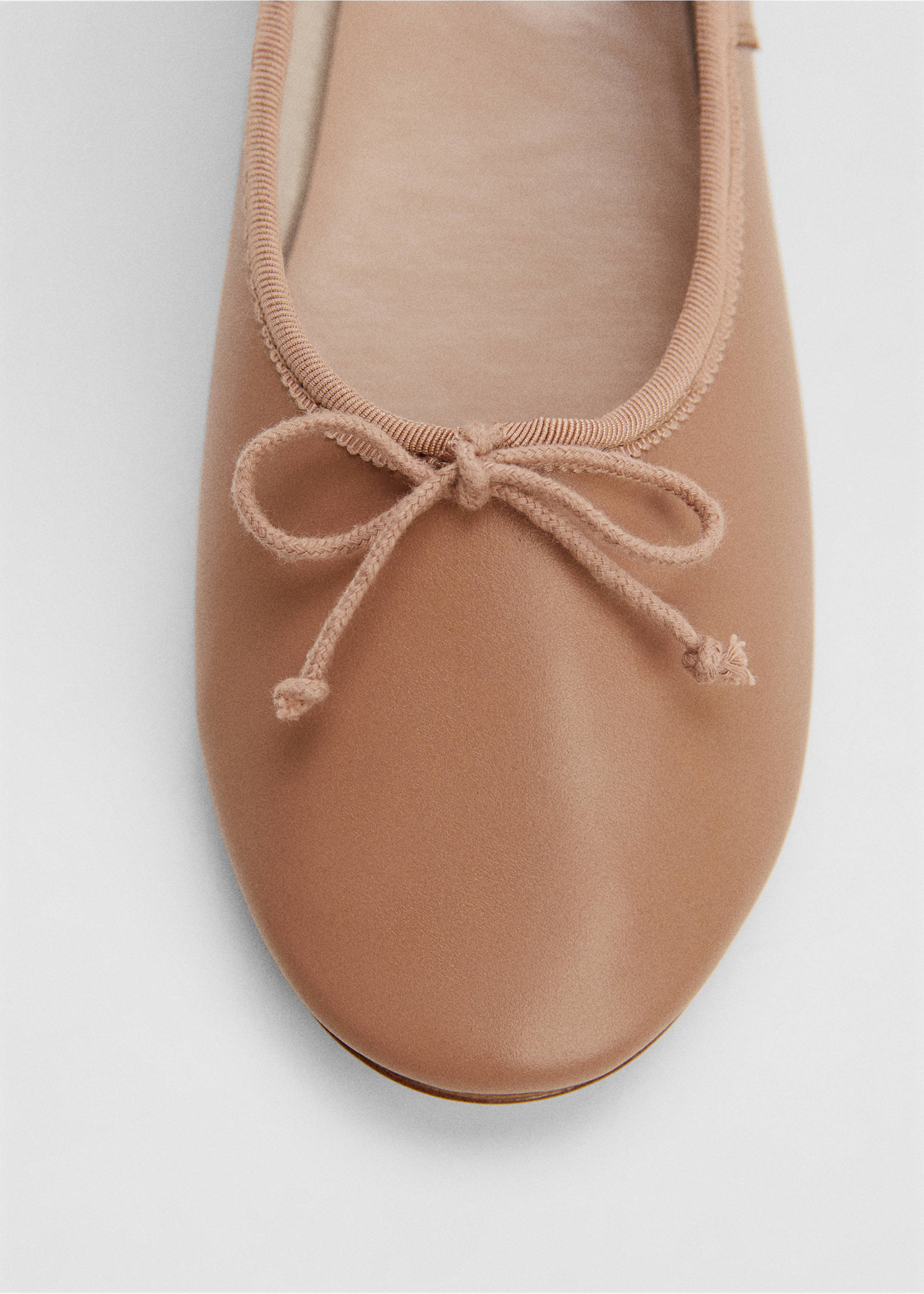 Leather ballet flats with bow - Details of the article 2, Nude. Ref: 67012536-00.