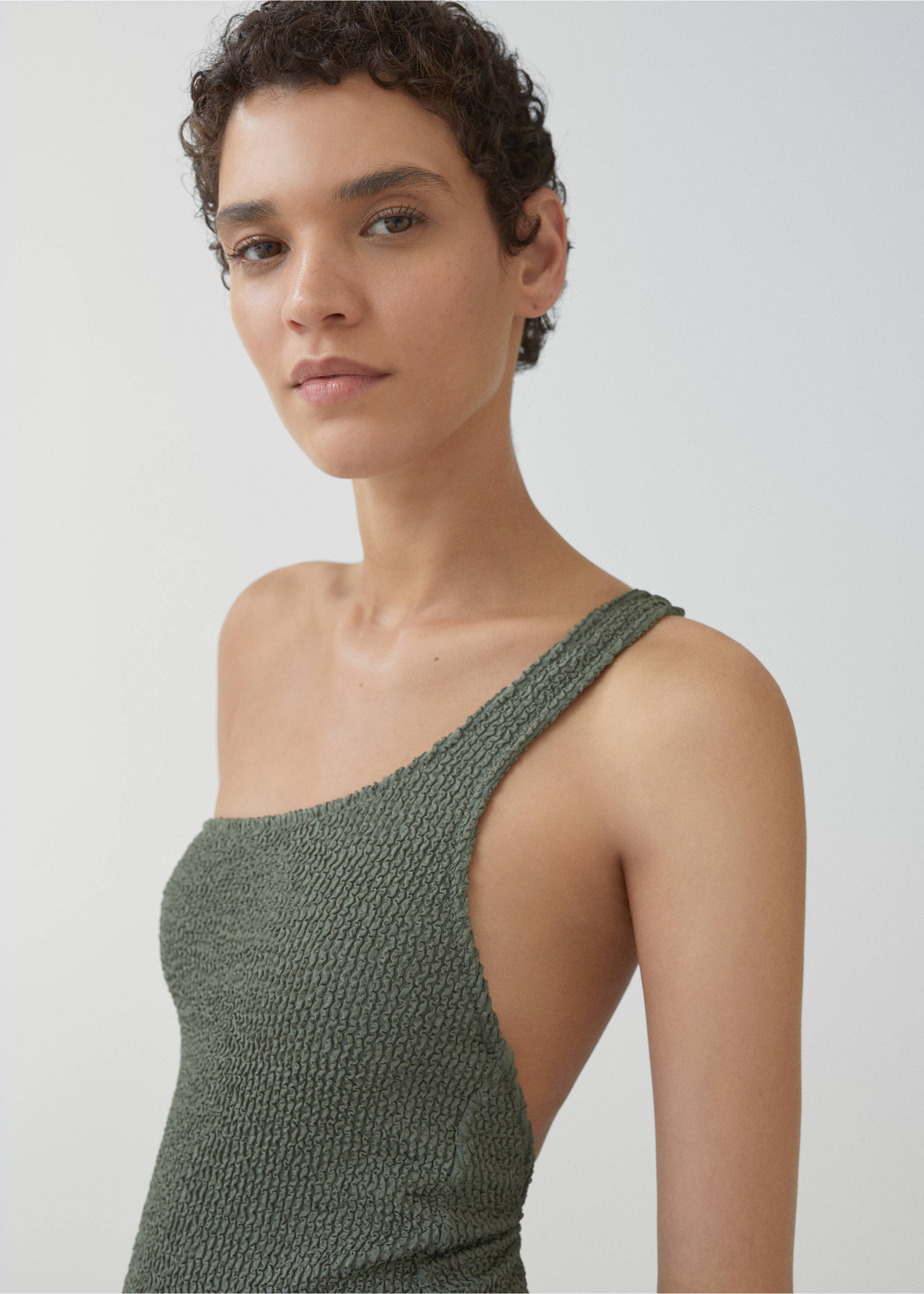 Asymetrické plavky se strukturou - Detail zboží 1, Olivová. Ref: 67014019-00.
