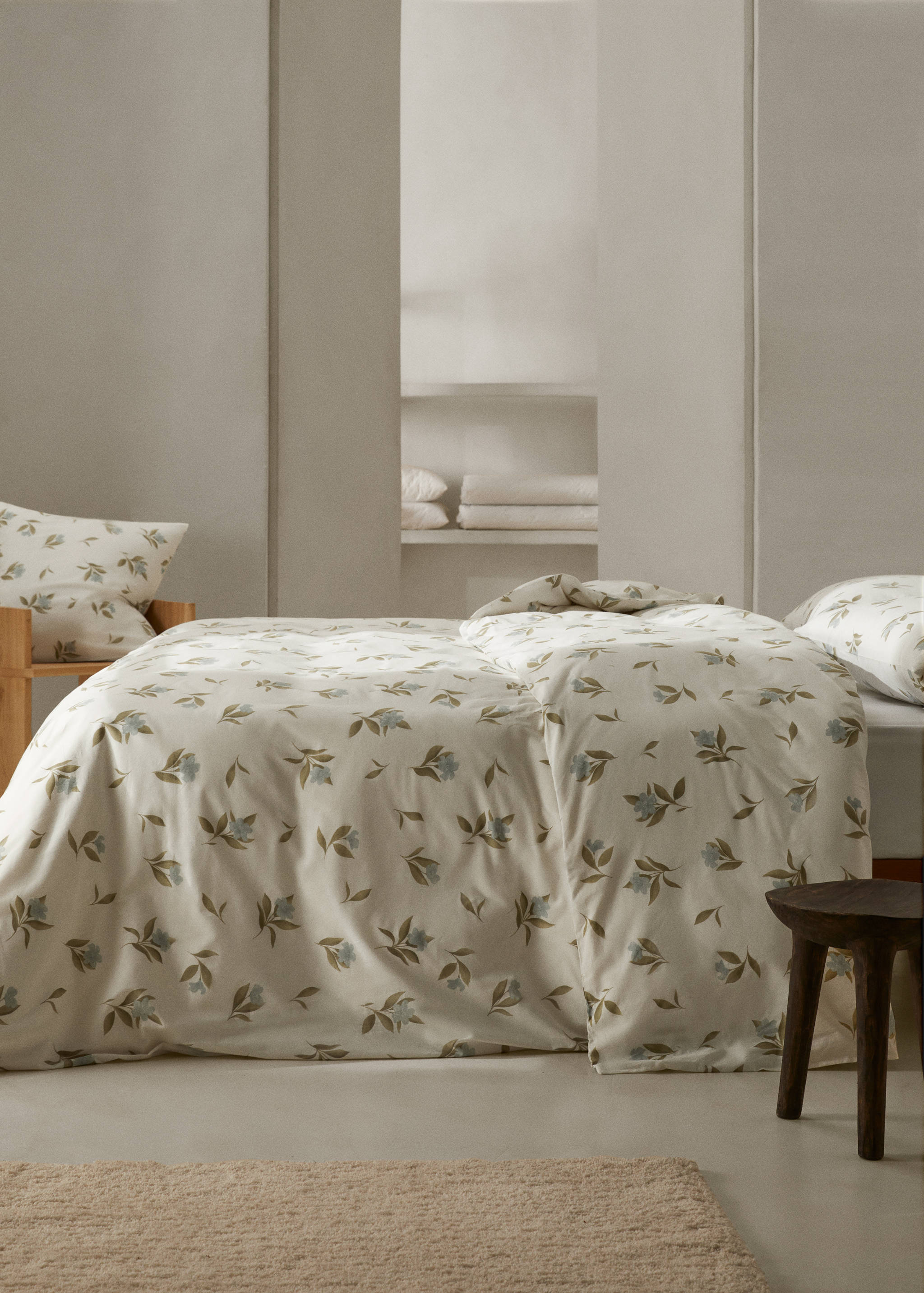 Duvet cover with floral design for King bed - General plane