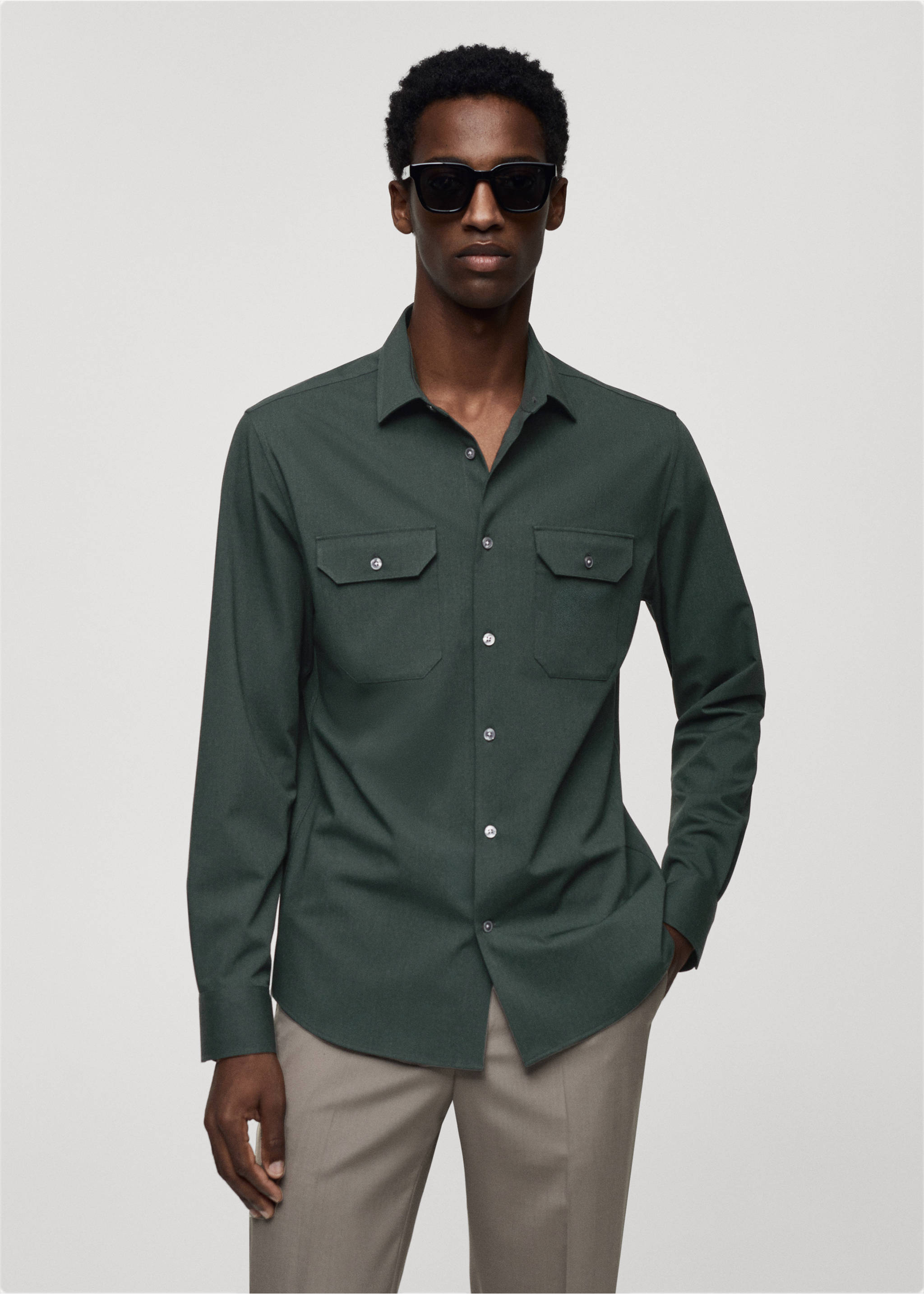 Overshirt mit Taschen aus Comfort-Stretch-Gewebe - Mittlere Ansicht, Khaki. Ref: 67014451-00.