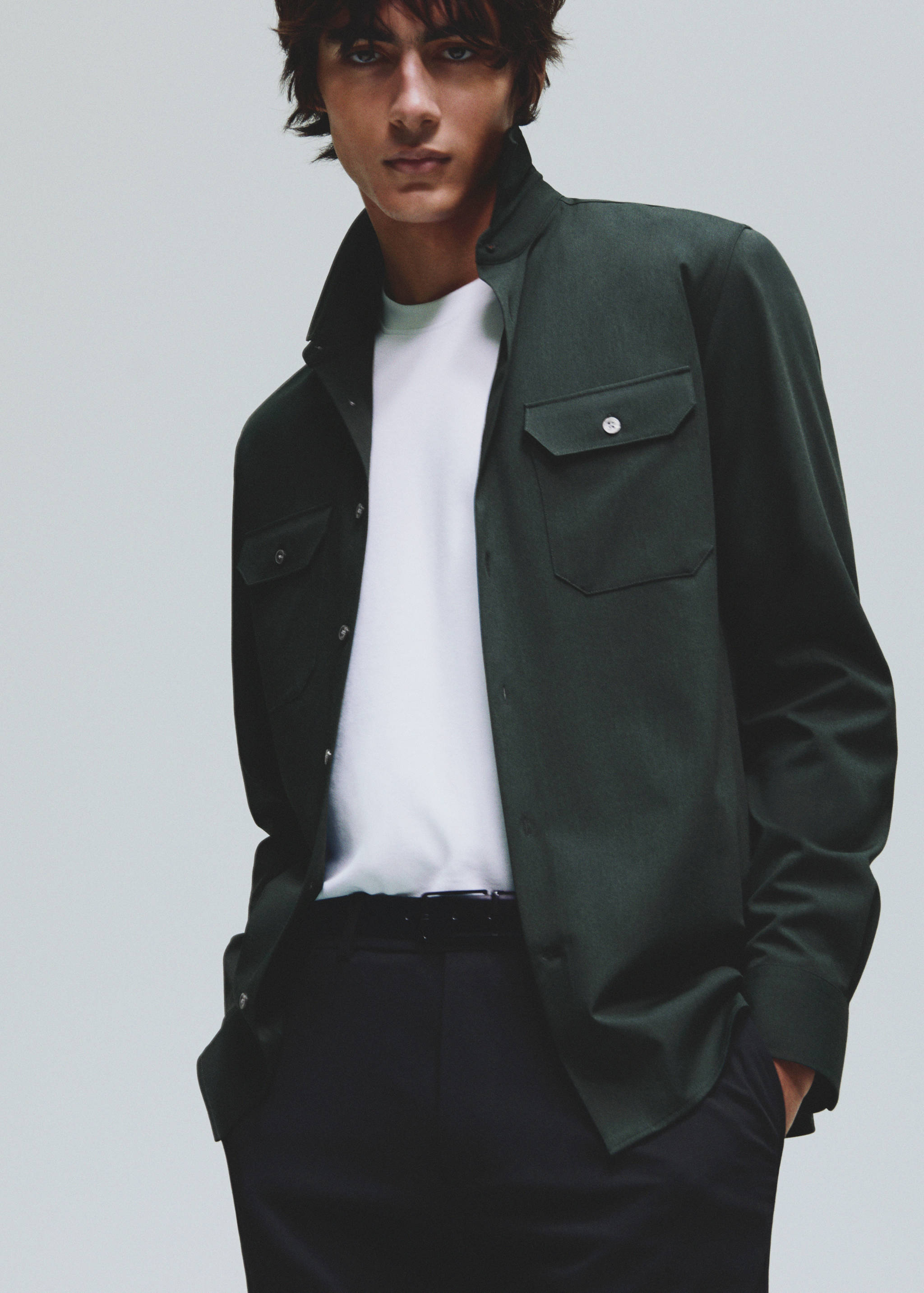 Overshirt with stretch-fabric pockets - Details of the article 5, Khaki. Ref: 67014451-00.