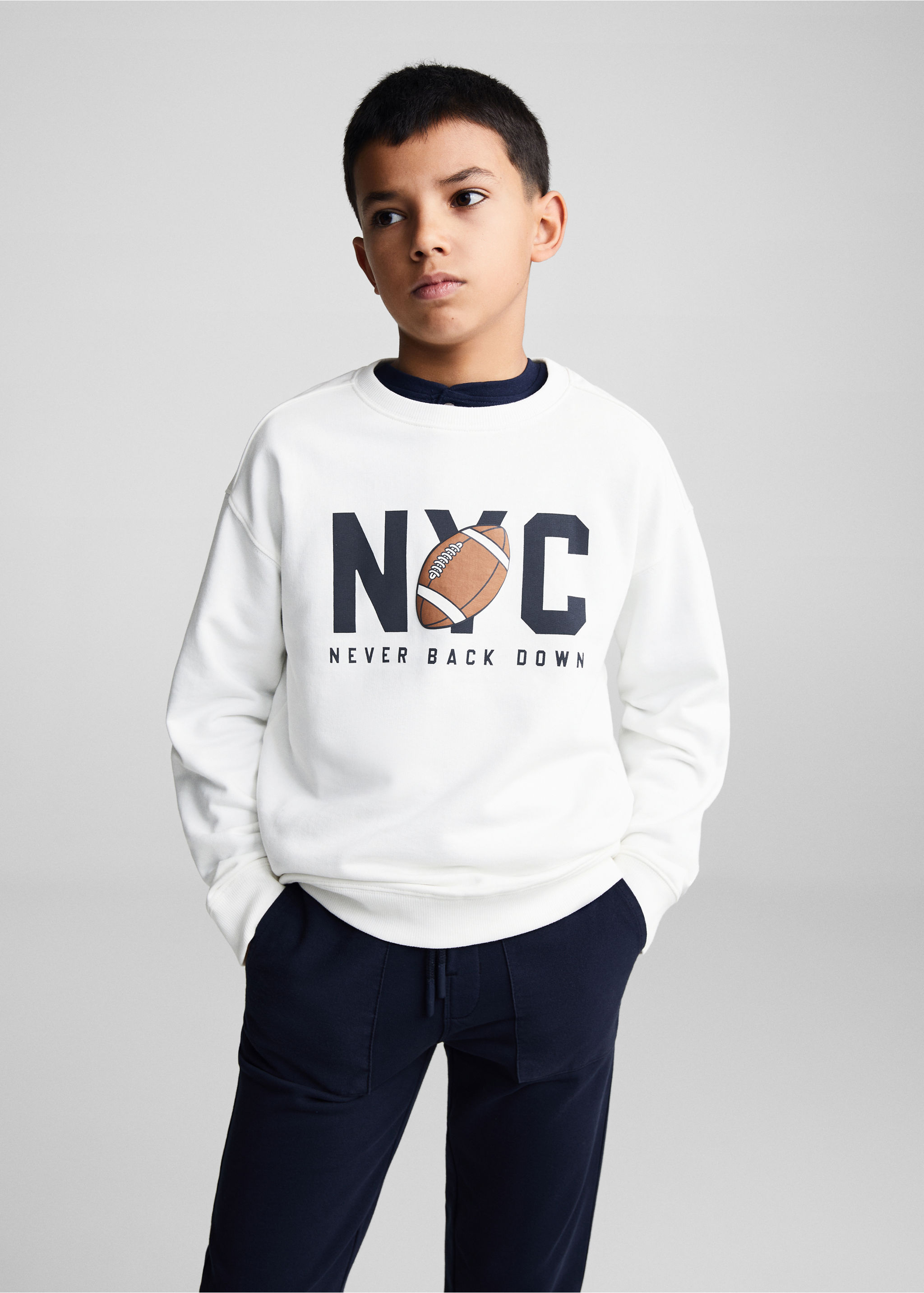 Sweater message imprimé - Plan moyen