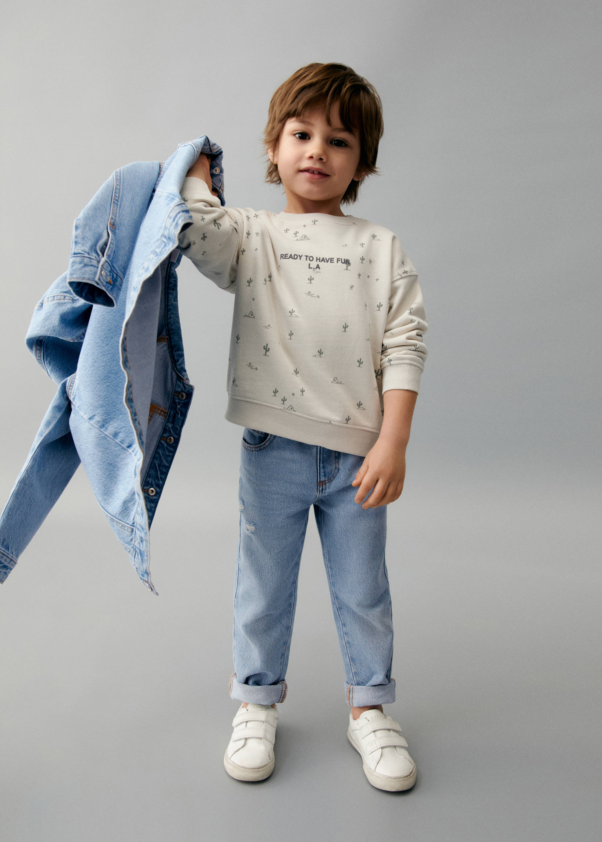 Gemustertes Sweatshirt mit Aufschrift - Allgemeine Ansicht