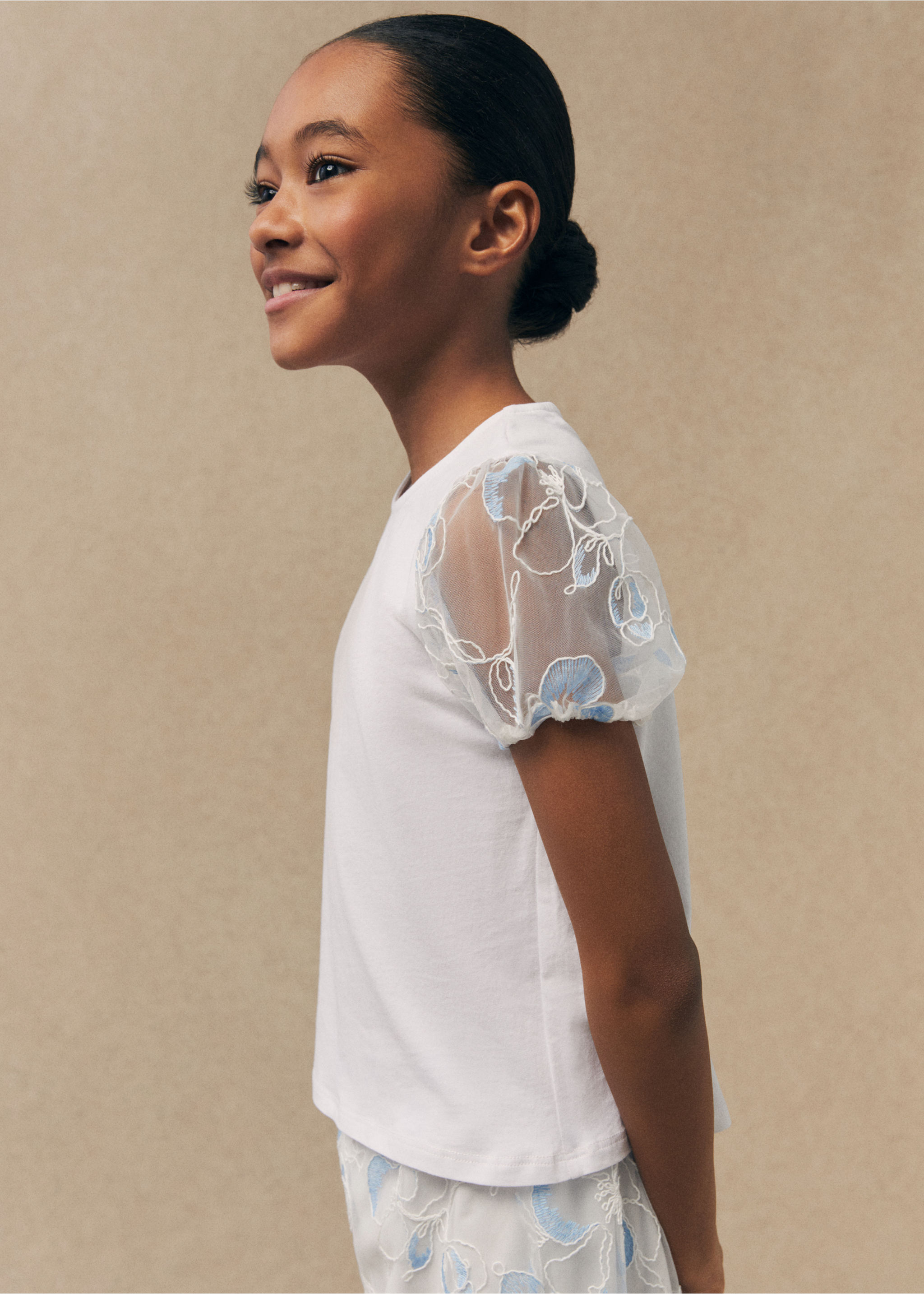 Embroidered short-sleeved t-shirt - Details of the article 1