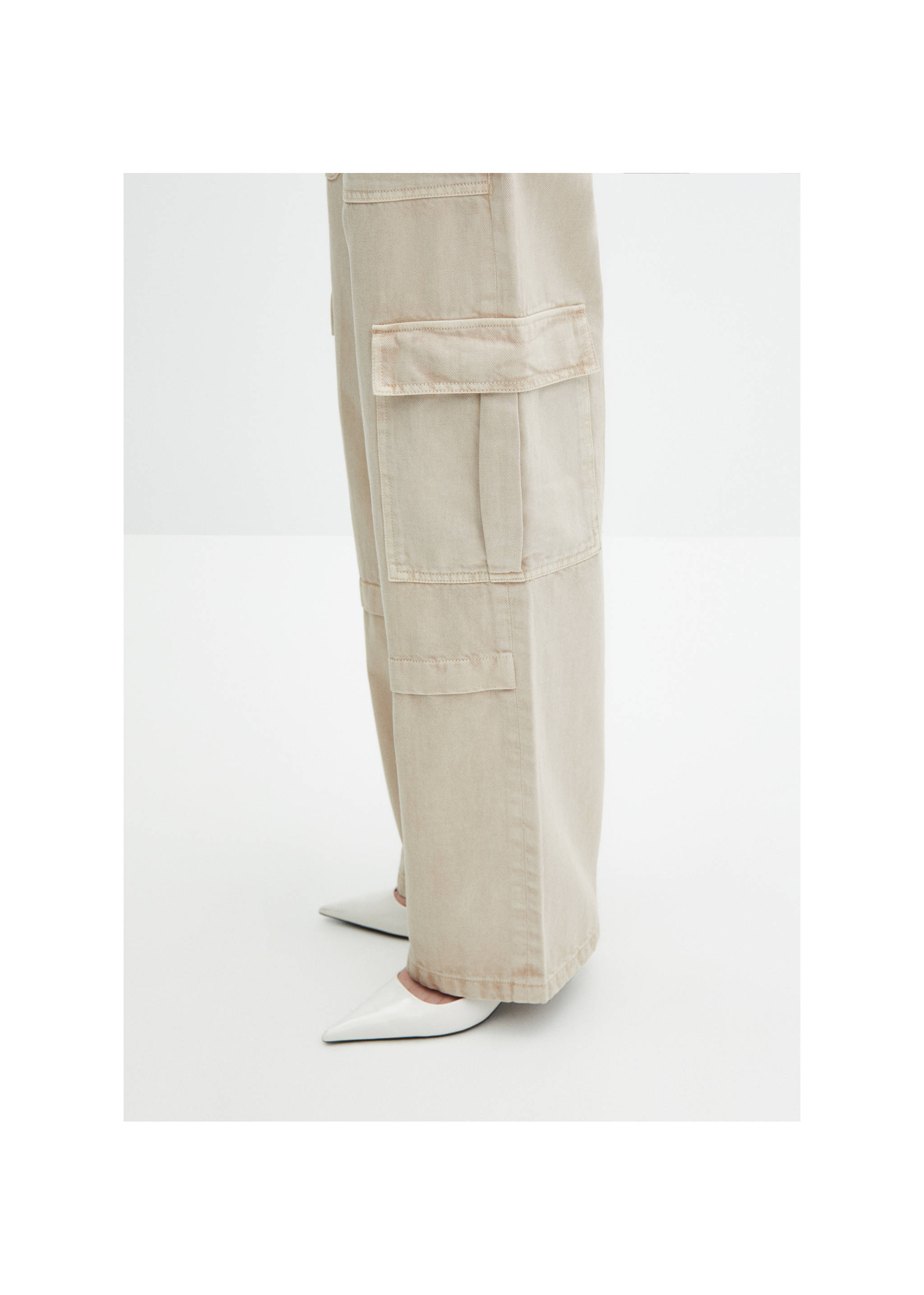 Pocket cargo jeans - Details of the article 6, Sand. Ref: 67015752-00.