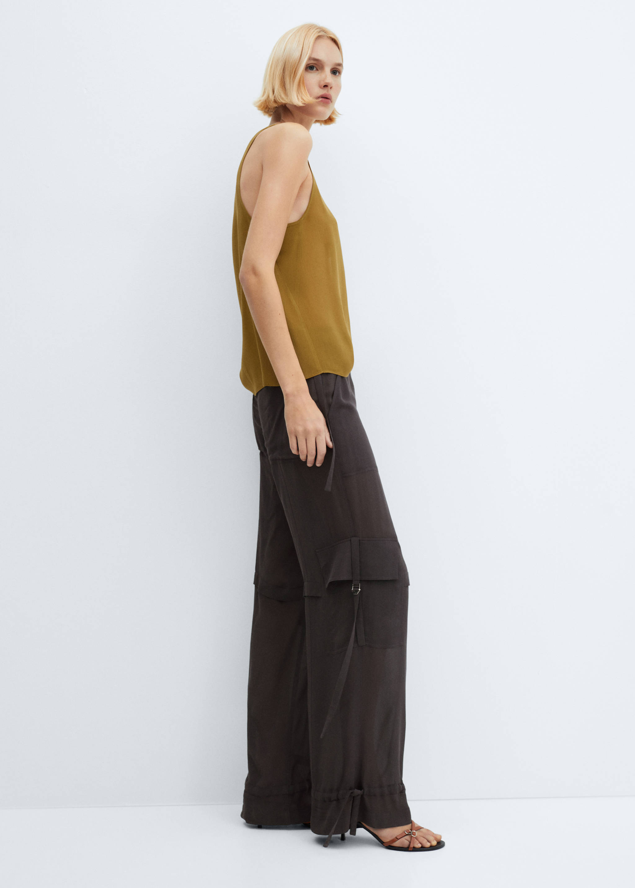Cargo trousers with metallic details - Details of the article 2