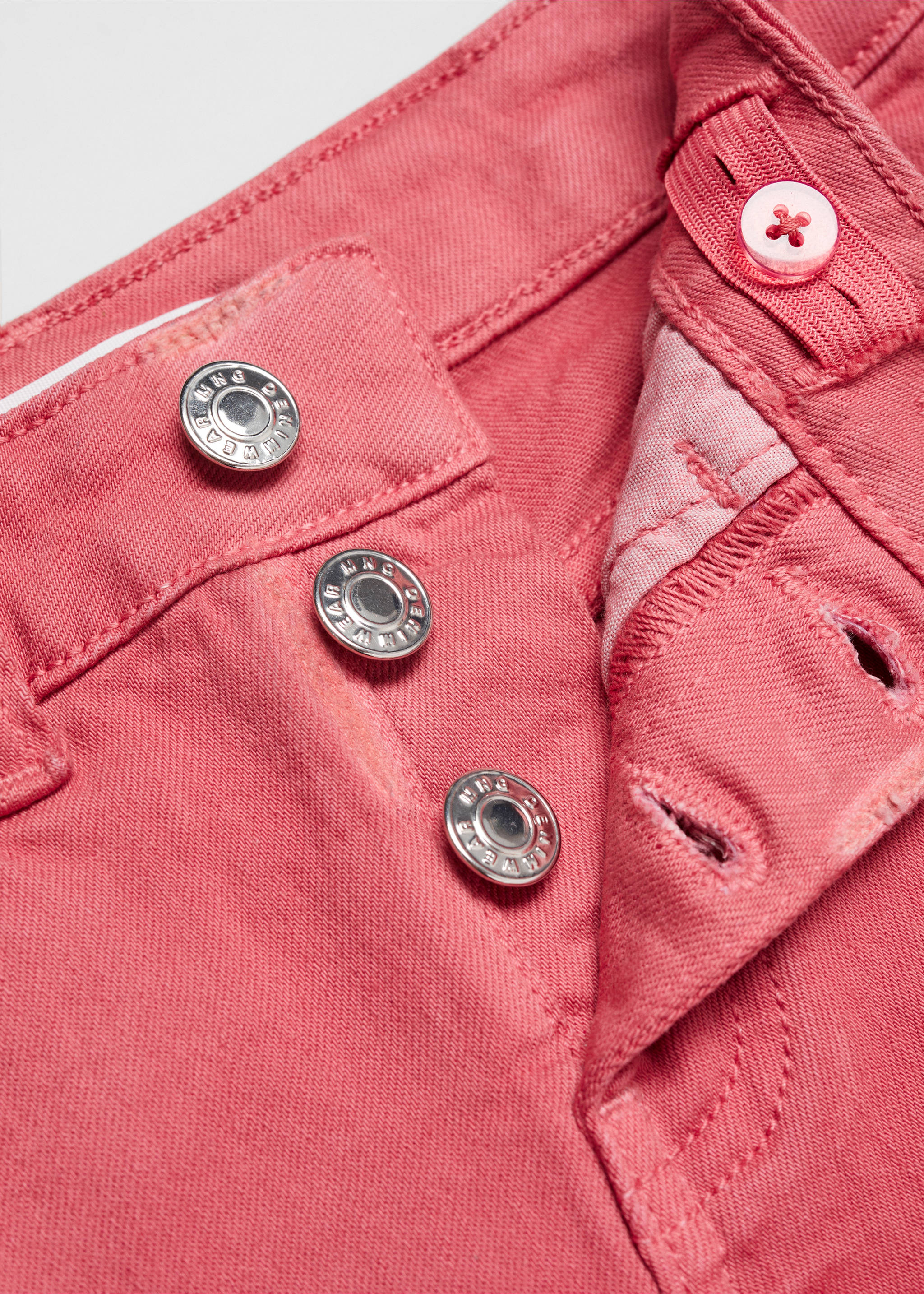 Denim shorts with buttons - Details of the article 8, Cherry. Ref: 67016014-00.