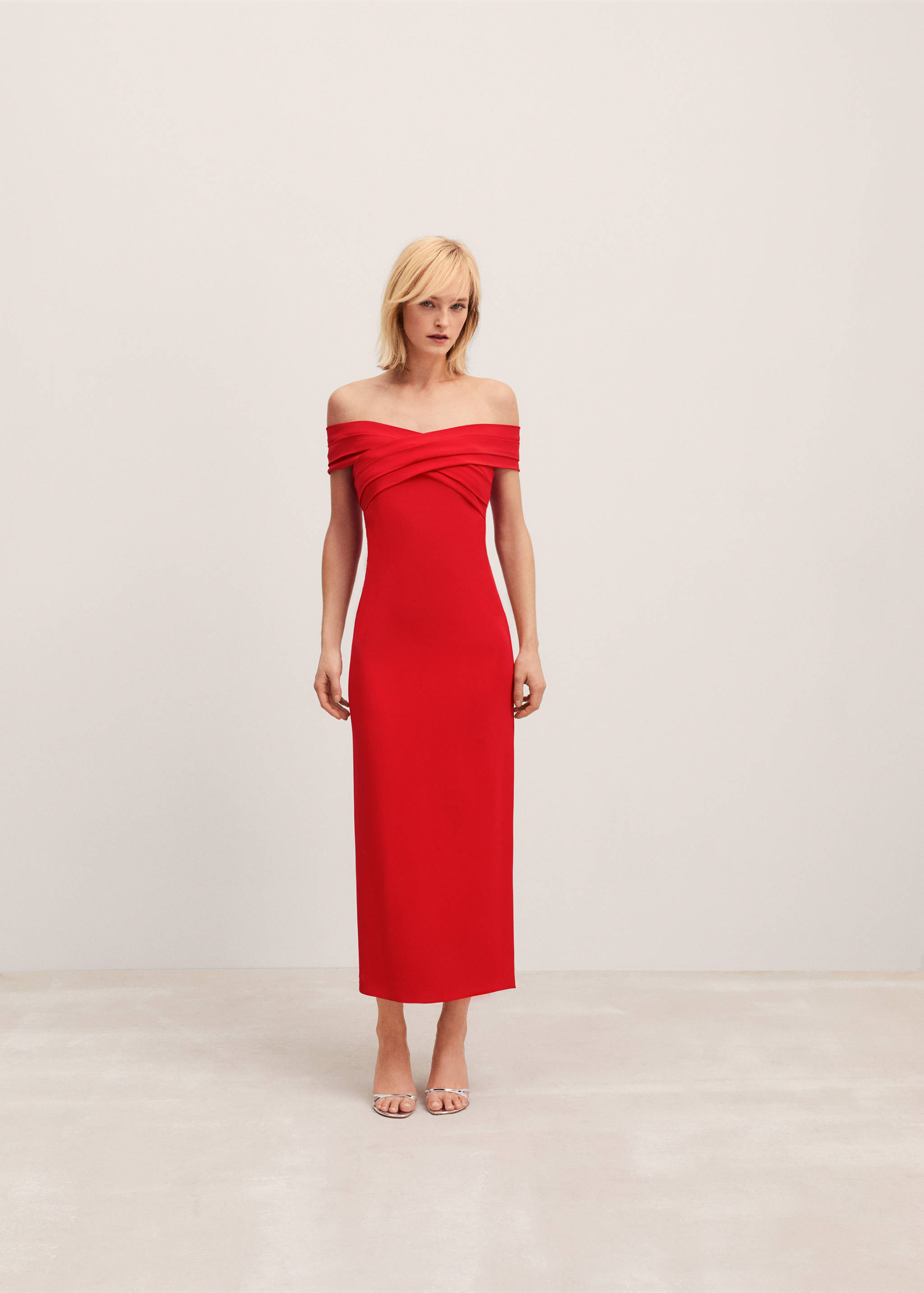 Off-the-shoulder dress with crossed neckline - General plane