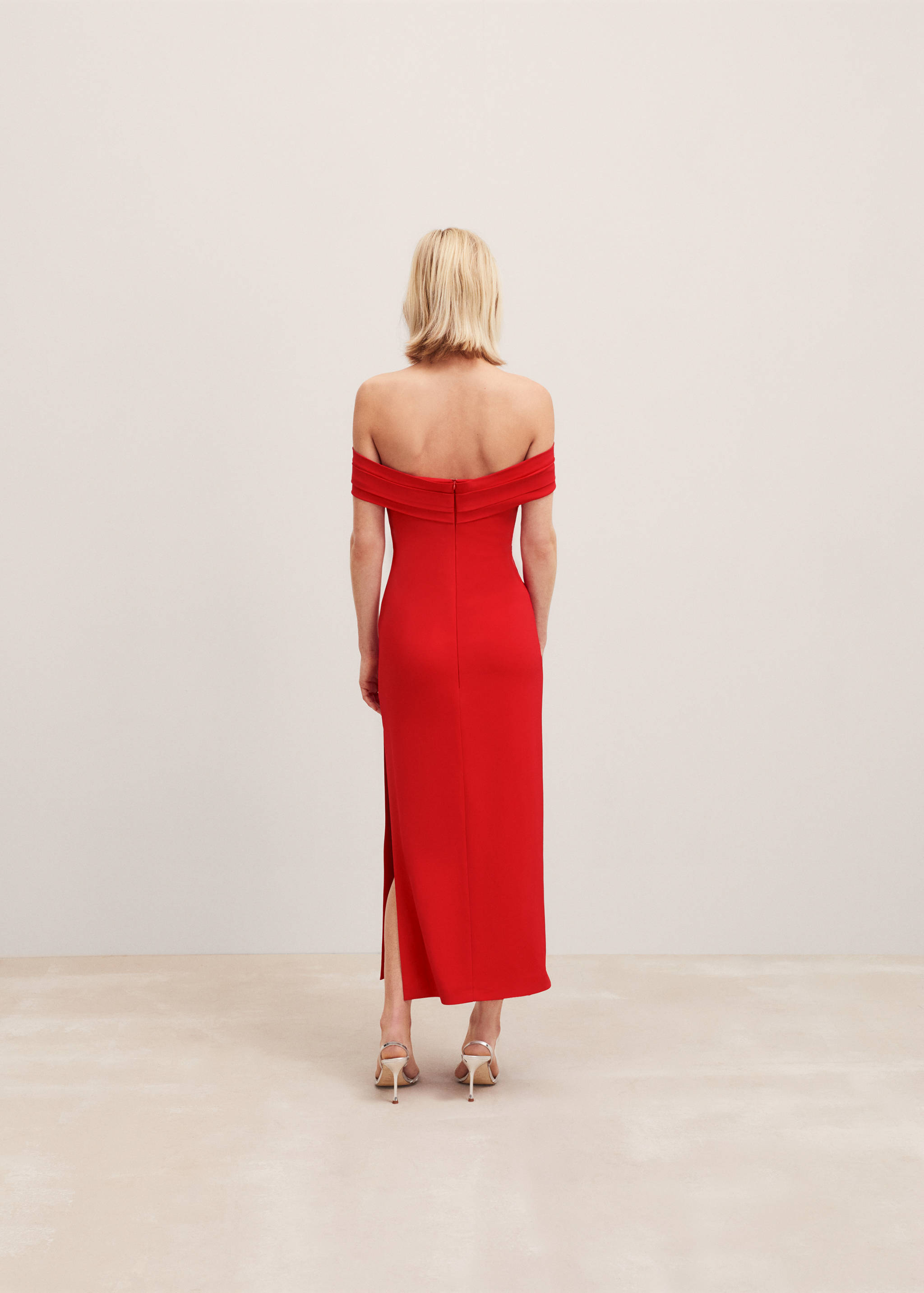 Off-the-shoulder dress with crossed neckline - Reverse of the article