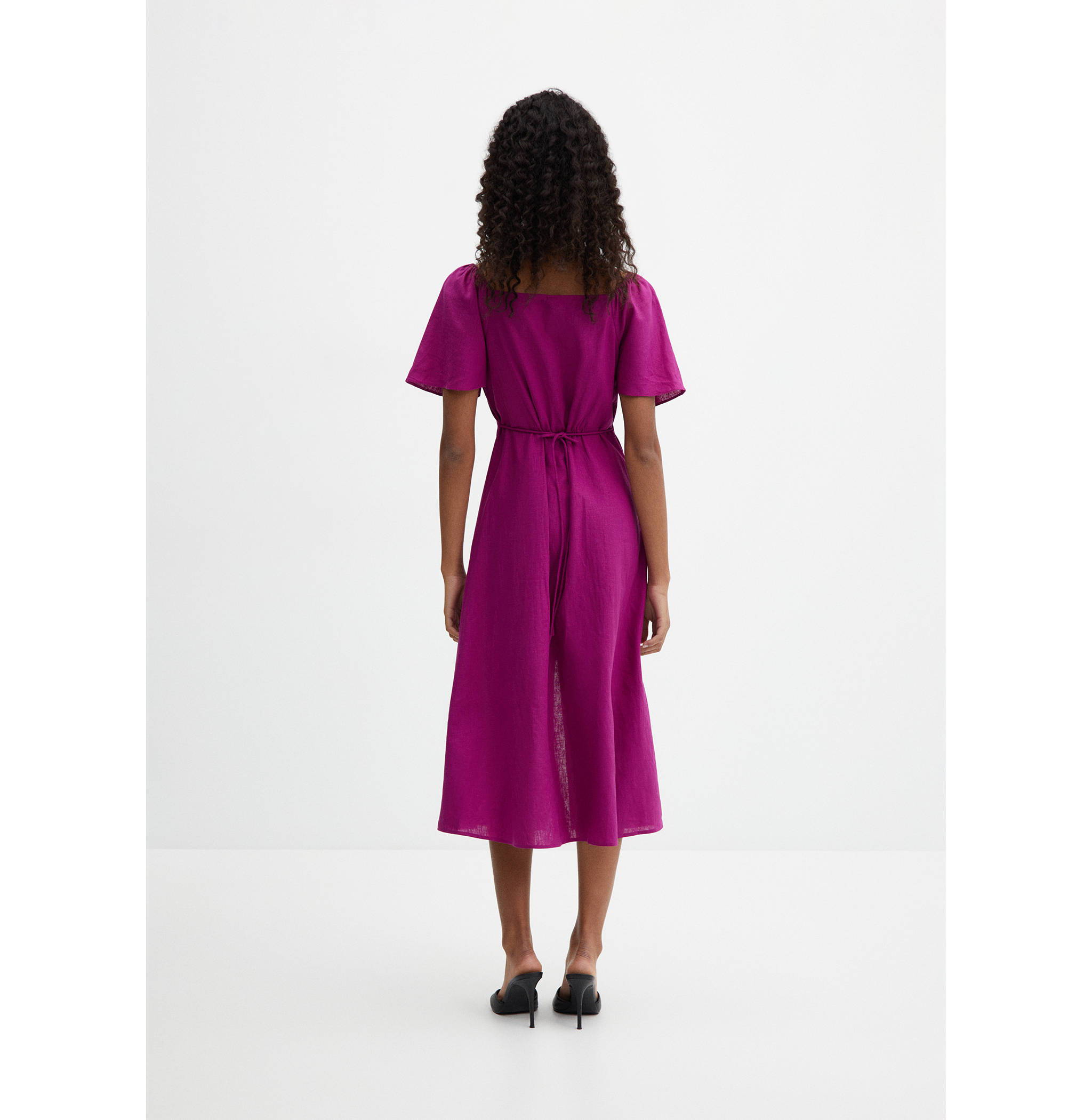 Leinenkleid mit Knöpfen - Rückseite des Artikels