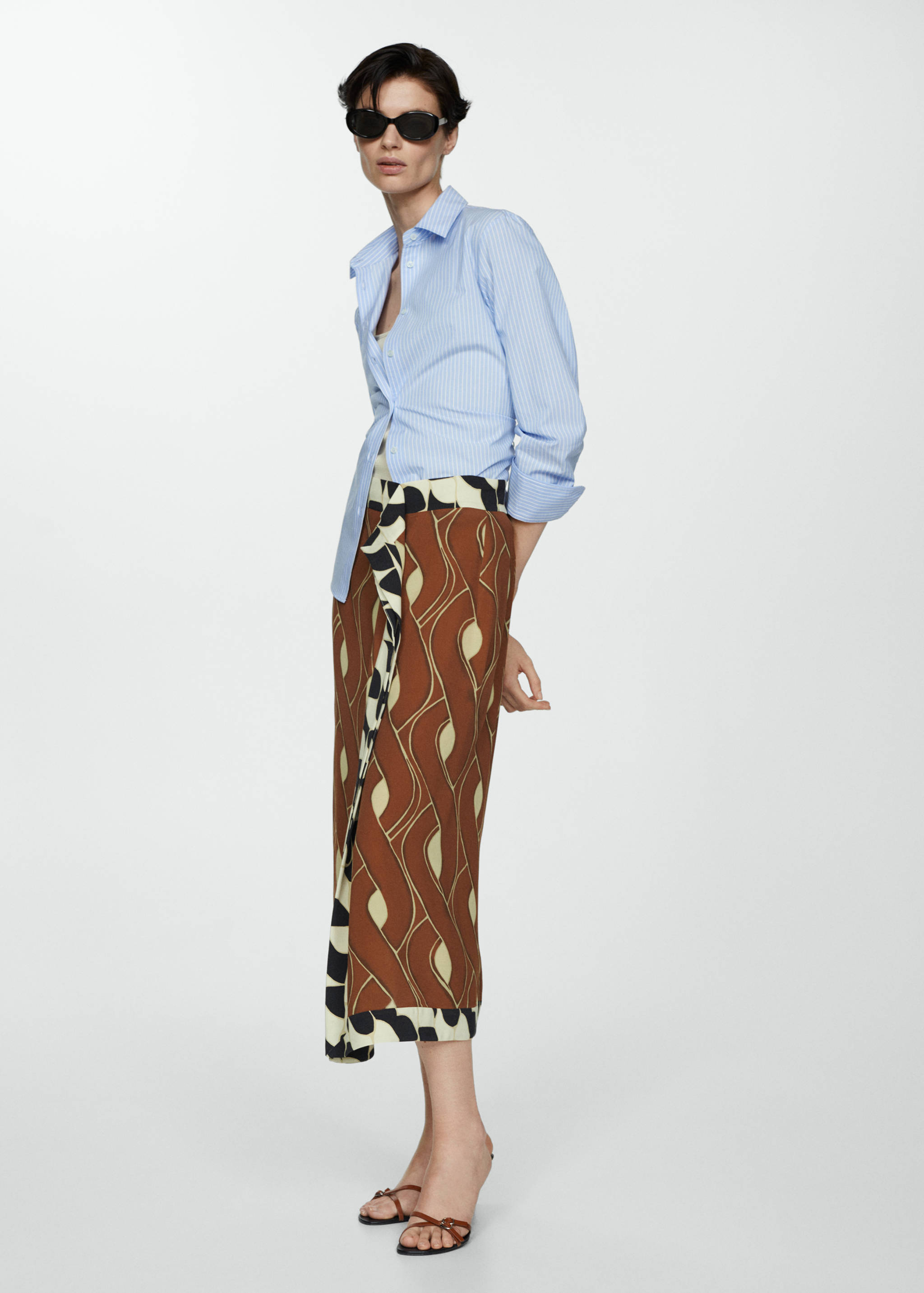 Saia estampada com folho - Plano geral