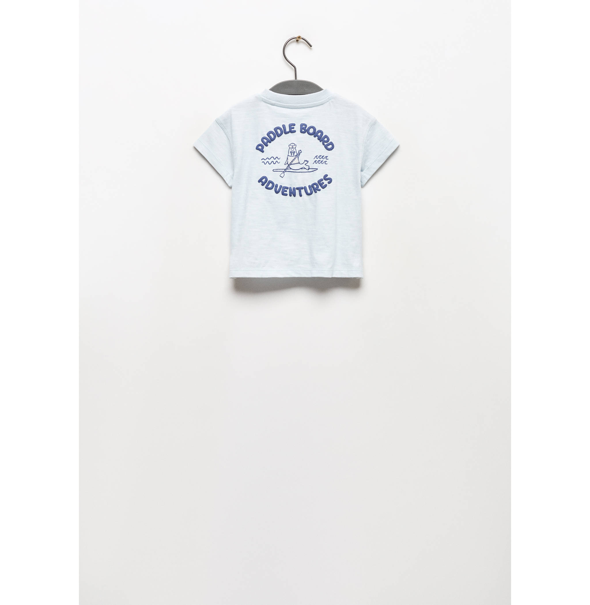 T-Shirt mit gestickter Aufschrift - Rückseite des Artikels