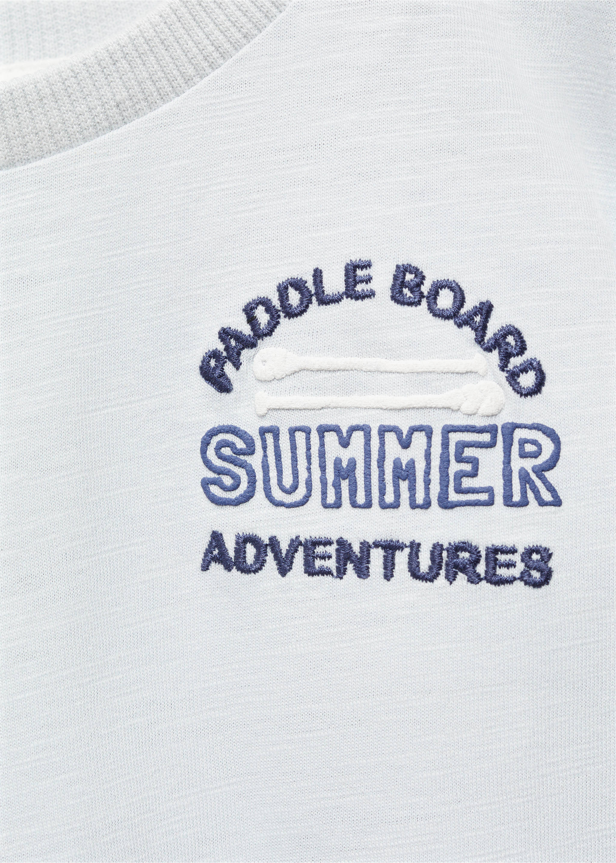 T-Shirt mit gestickter Aufschrift - Detail des Artikels 8, Himmelblau. Ref: 67017921-00.