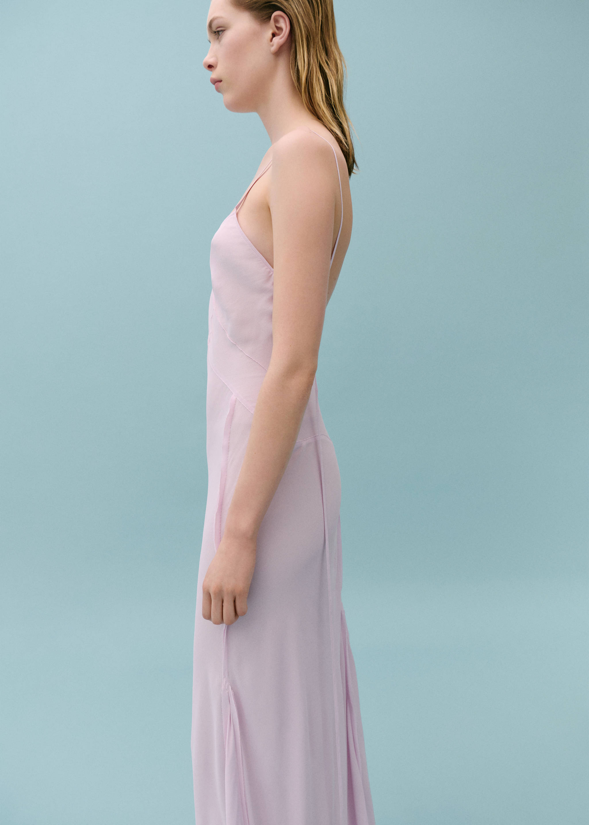 Vestido godets costuras decorativas - Plano medio